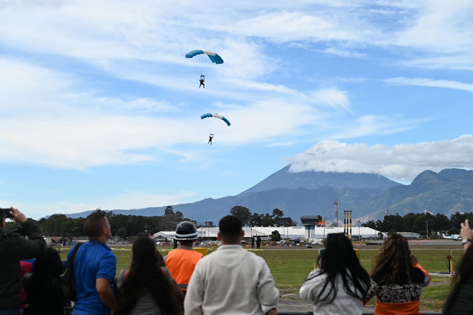 Ejército adorna los cielos con acrobacias y talento en los 103 años de la Fuerza Aérea Guatemalteca