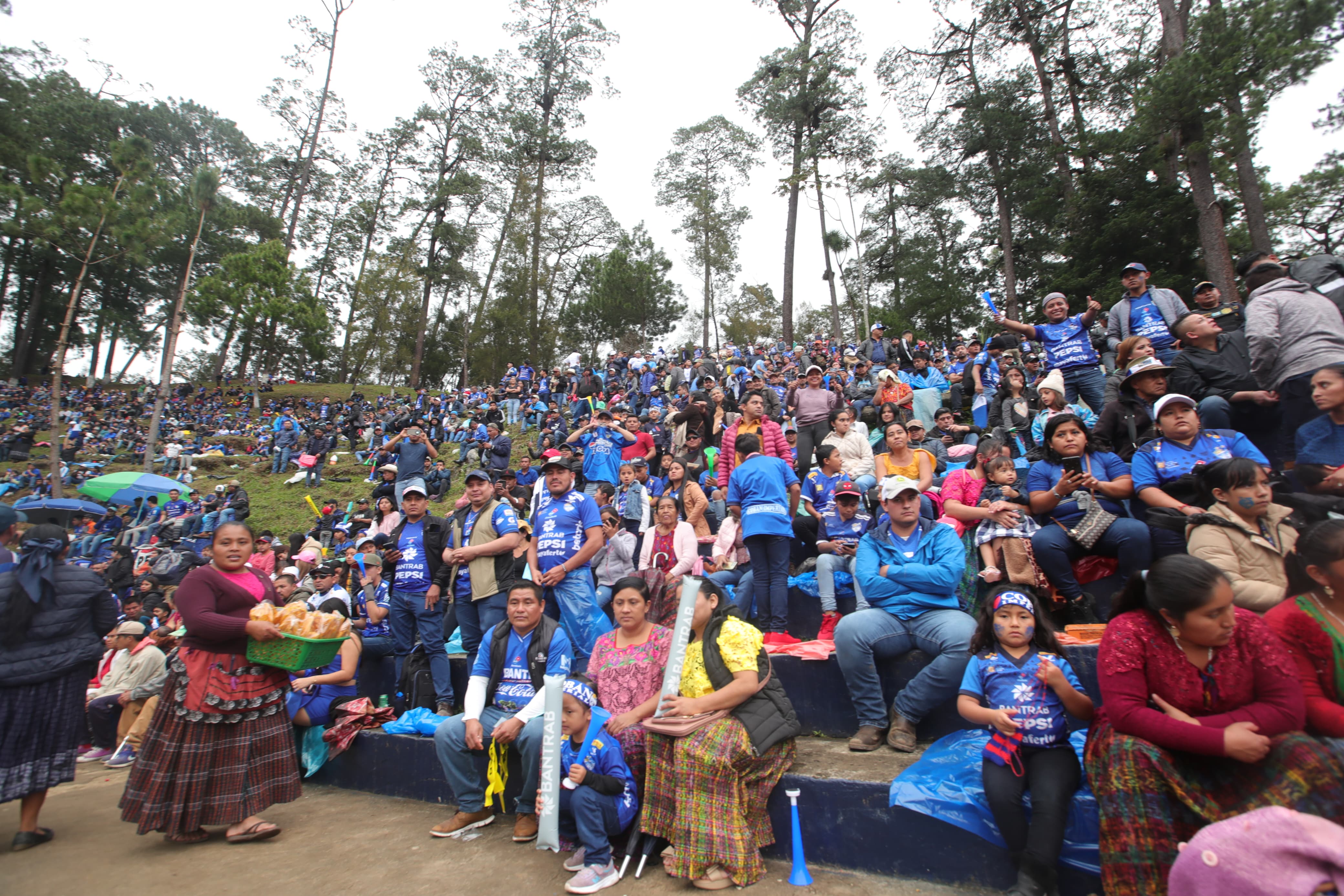Con la fe puesta en la victoria, cientos de aficionados llegaron al José Ángel Rossi. (Foto Prensa Libre: Byron Baiza)