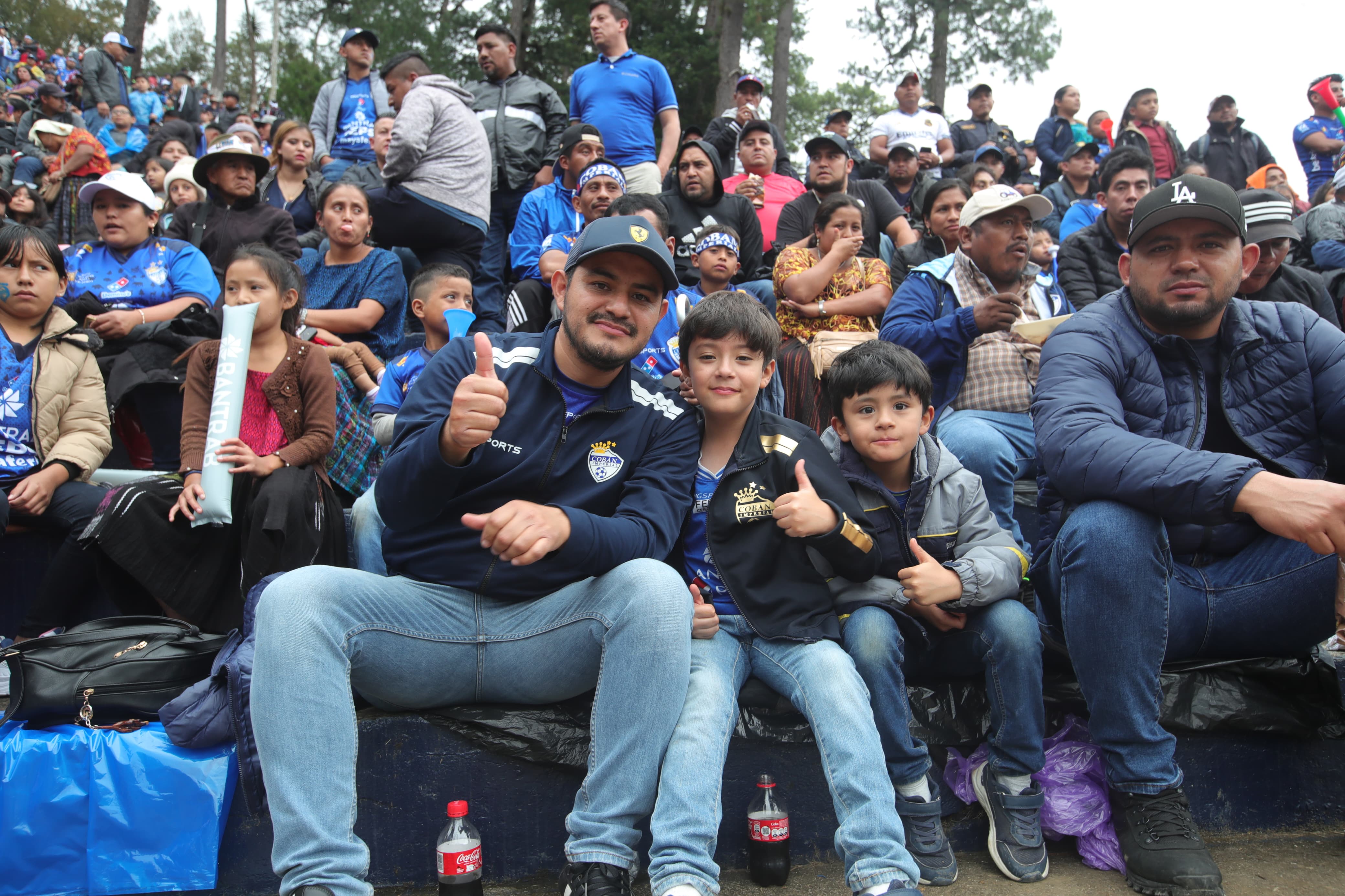 Los niños se divierten con sus padres en la previa de la gran final de ida. (Foto Prensa Libre: Byron Baiza)