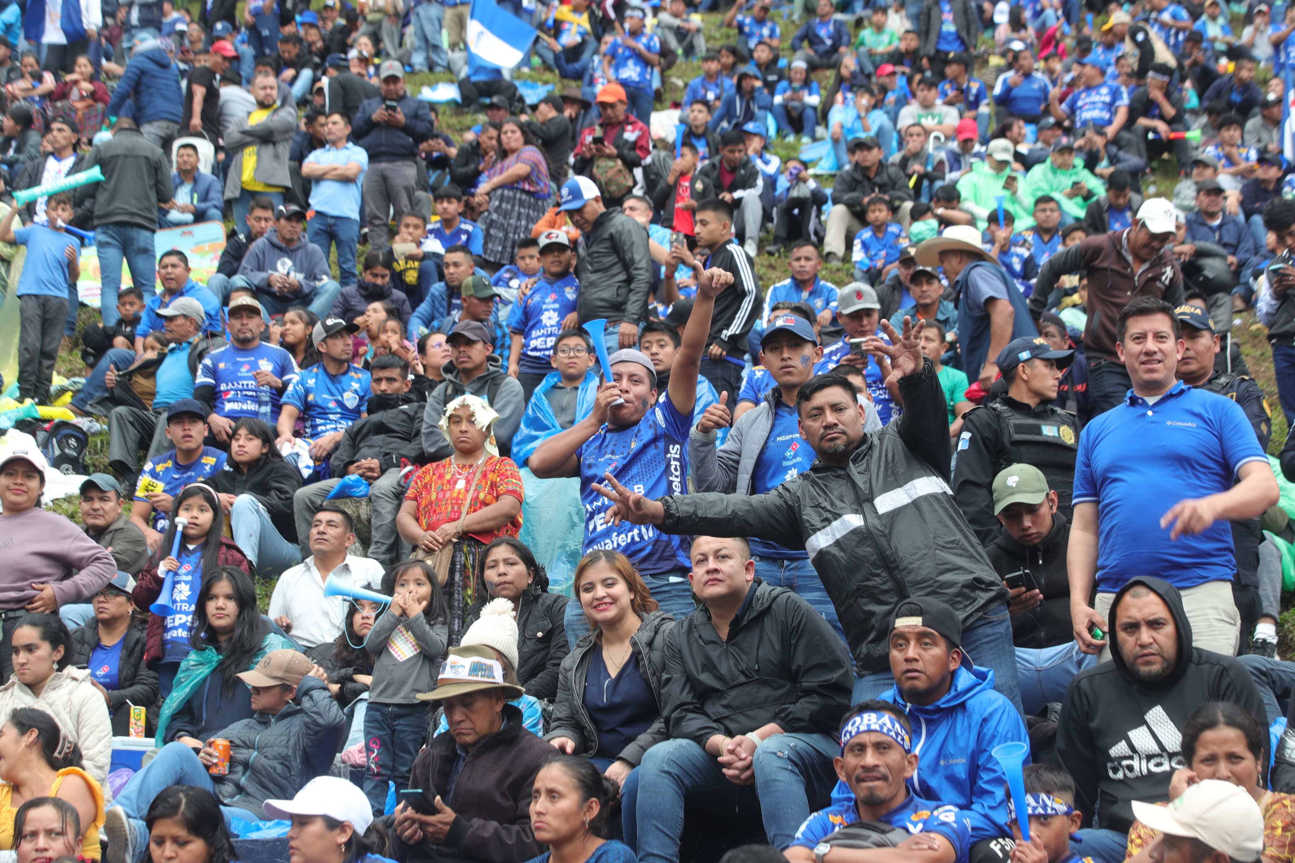 La afición no decepcionó y desde tempranas horas llegaron al estadio. (Foto Prensa Libre: Byron Baiza)