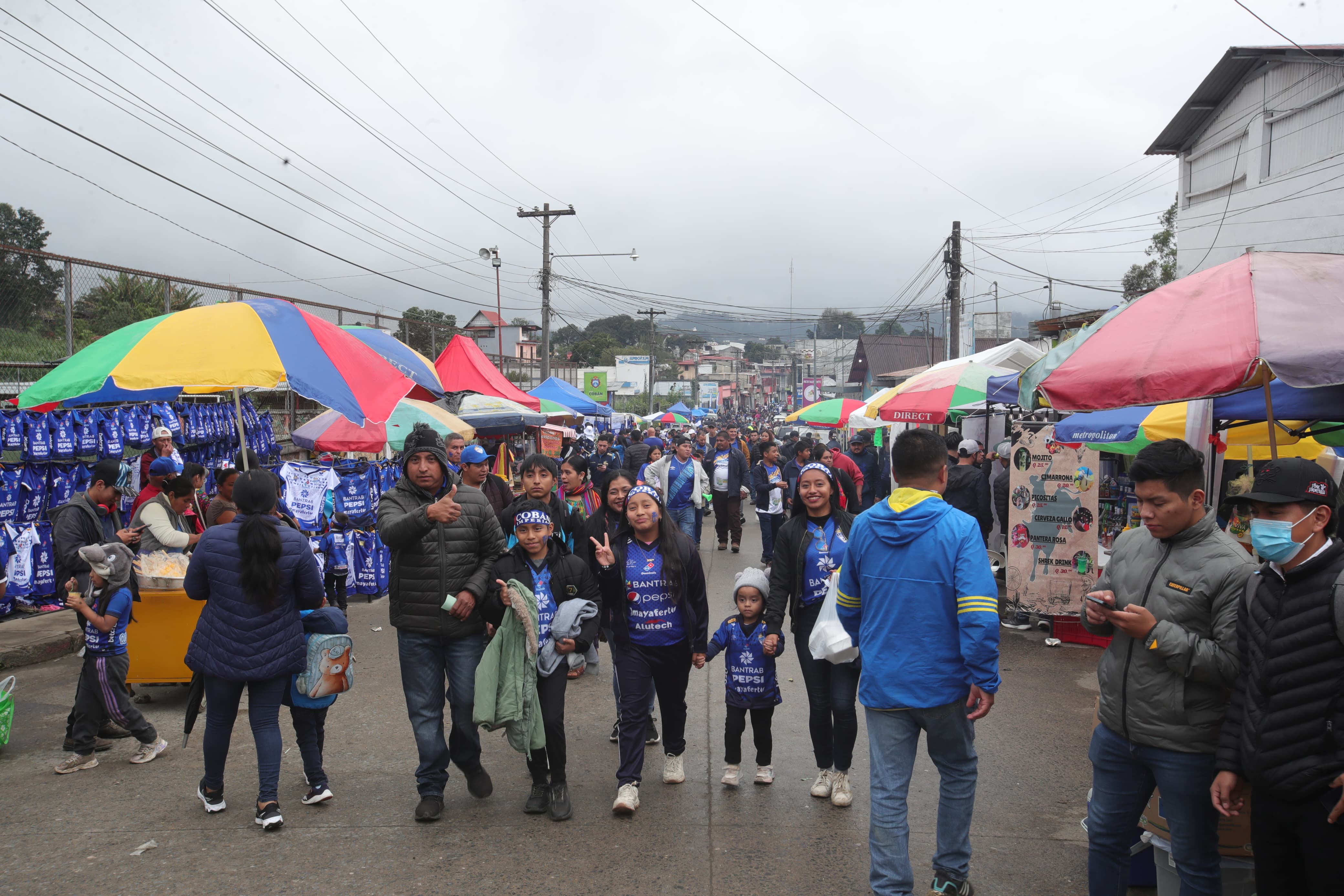 Familias enteras llegan a apoyar a Cobán Imperial en la final contra Xelajú MC. (Foto Prensa Libre: Byron Baiza)