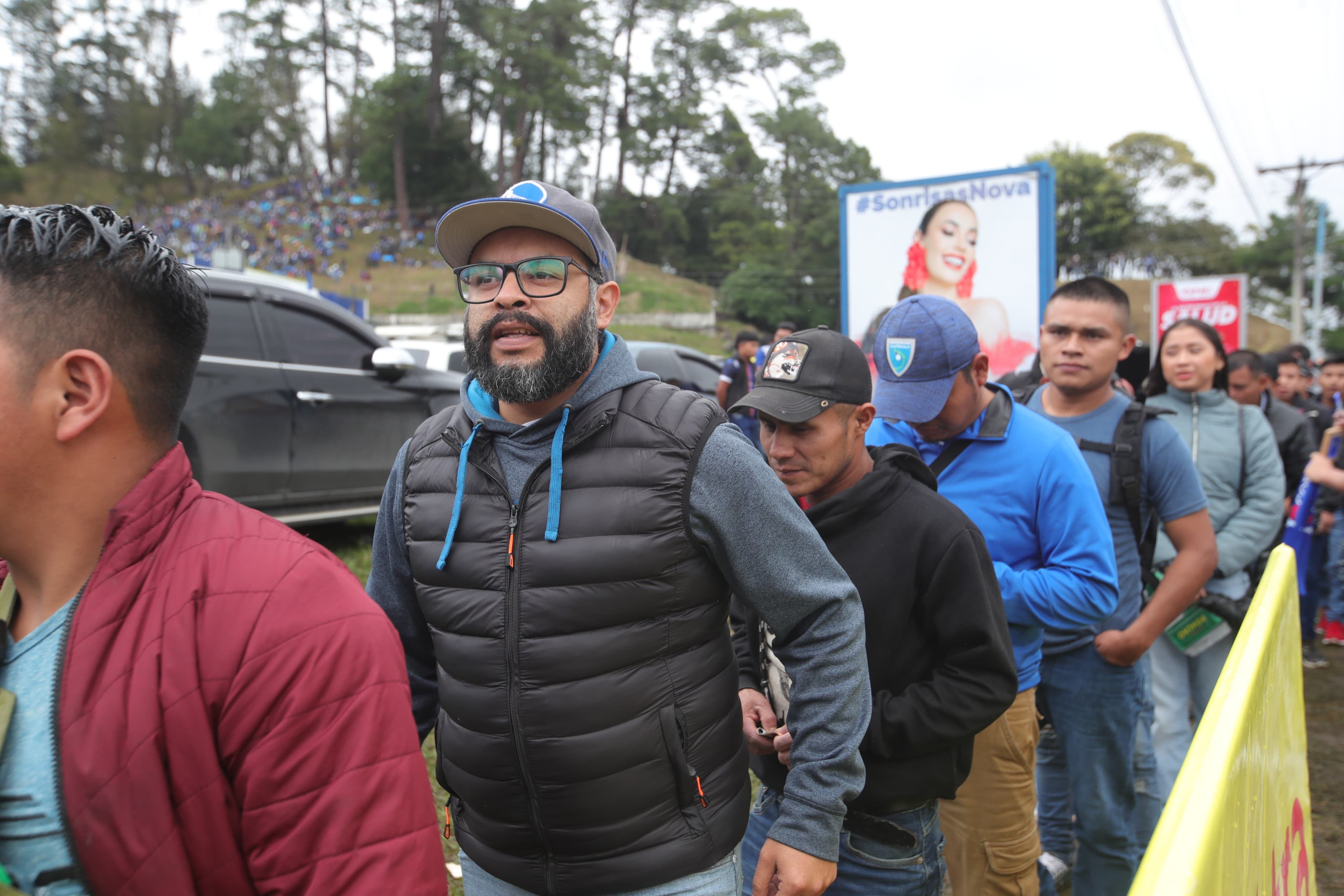 Largas colas se observan para ingresar al estadio. (Foto Prensa Libre: Byron Baiza)