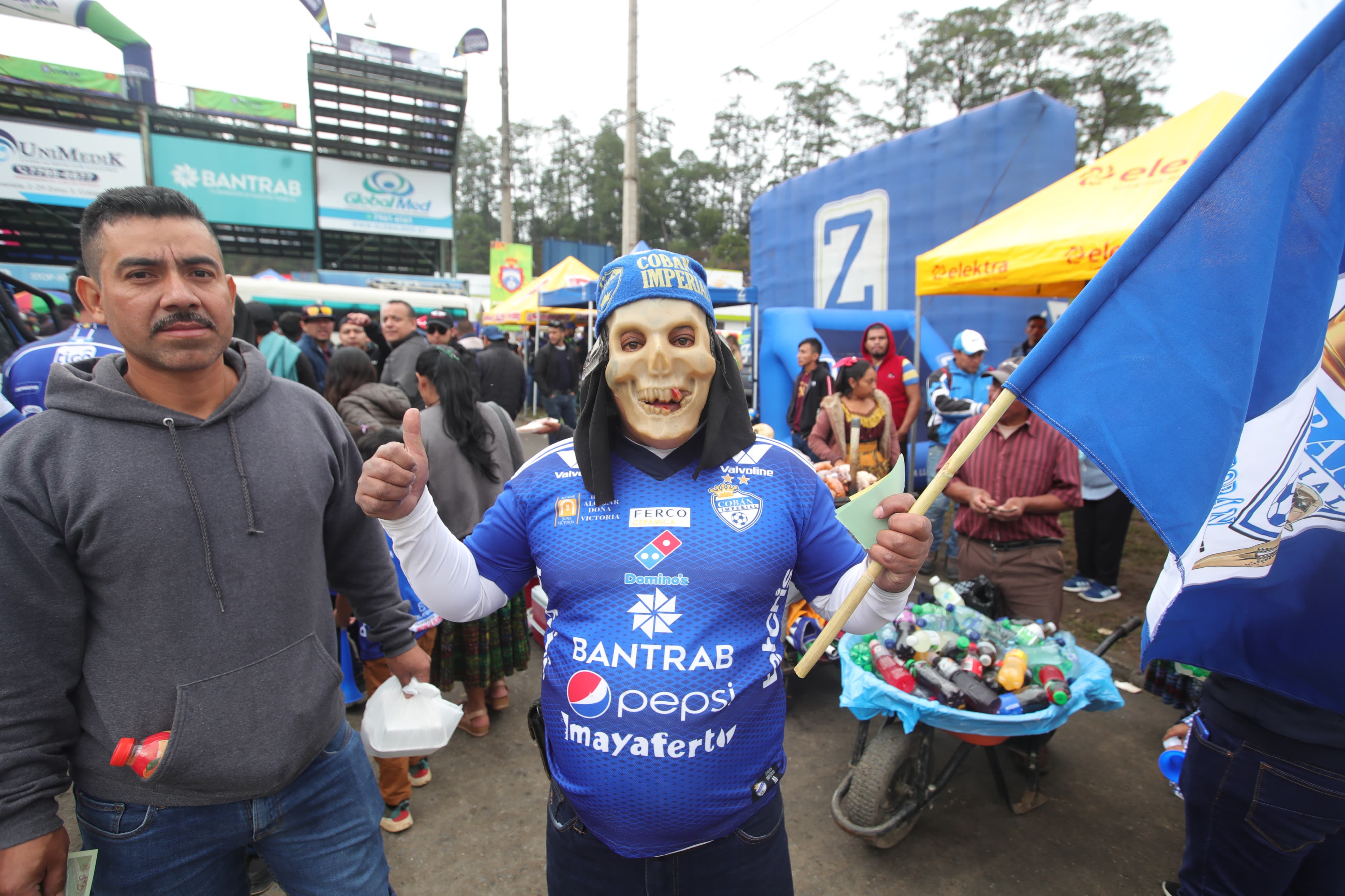 Con máscaras y bailes esperan los cobaneros el inicio del juego. (Foto Prensa Libre: Byron Baiza)