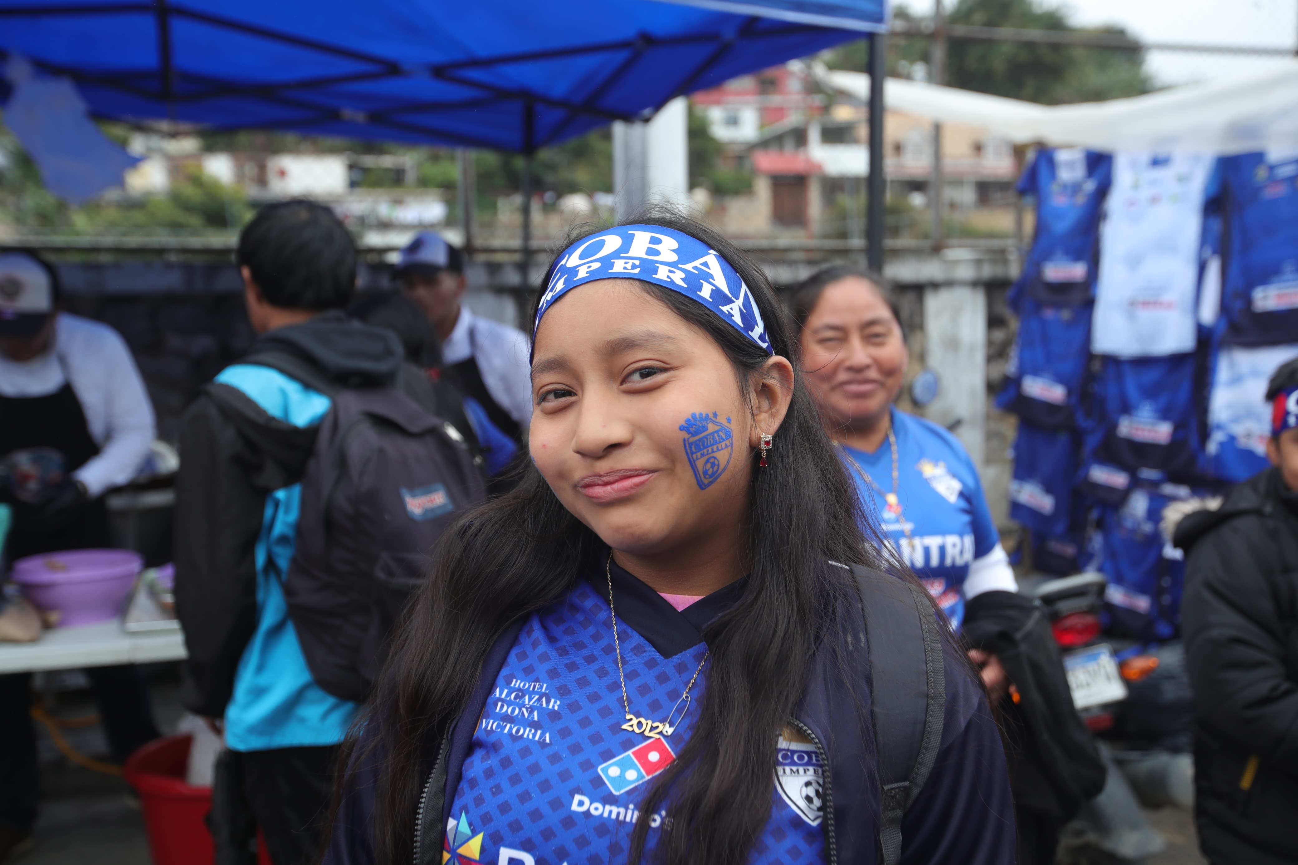 Los rostros de los aficionados se pintan de azul y blanco esta tarde. (Foto Prensa Libre: Byron Baiza)