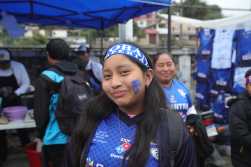 Los rostros de los aficionados se pintan de azul y blanco esta tarde. (Foto Prensa Libre: Byron Baiza)