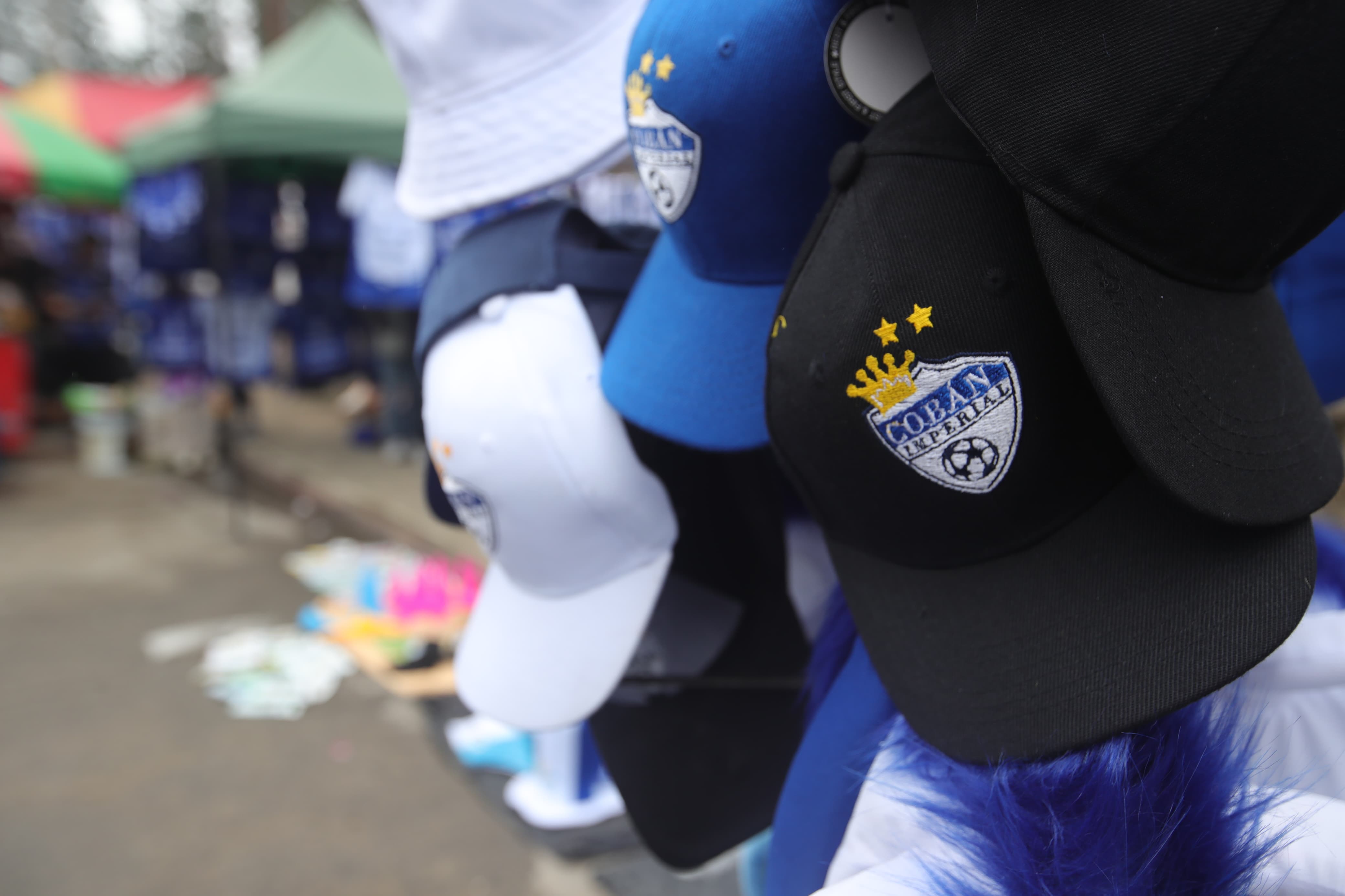 Gorras de distintos colores que representan a Cobán se encuentran a la venta. (Foto Prensa Libre: Byron Baiza)