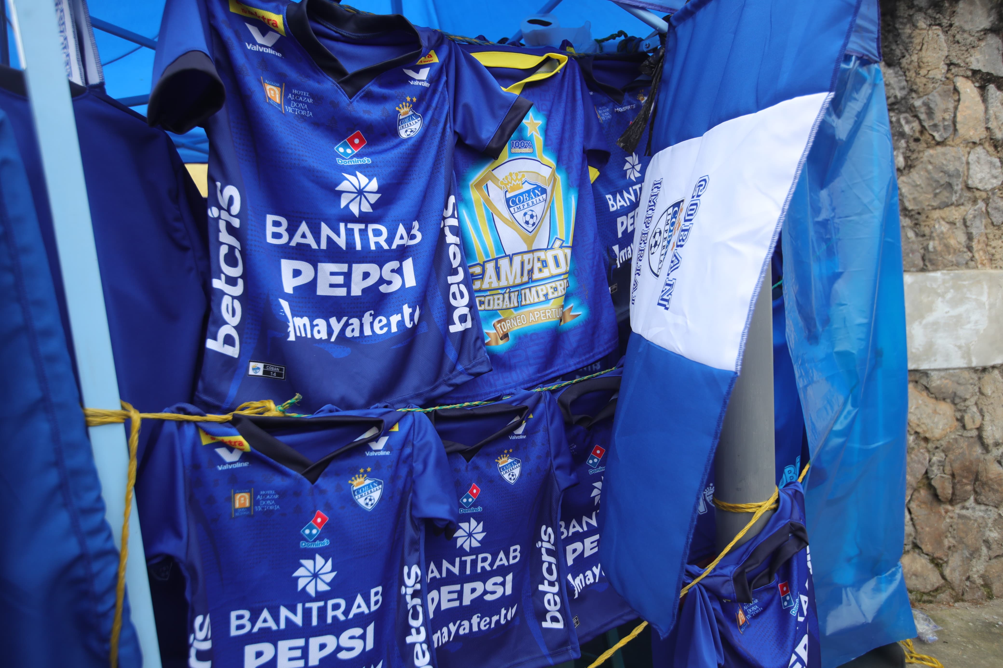 Nadie quiere quedarse sin su camisola o bandera de Cobán. (Foto Prensa Libre: Byron Baiza)