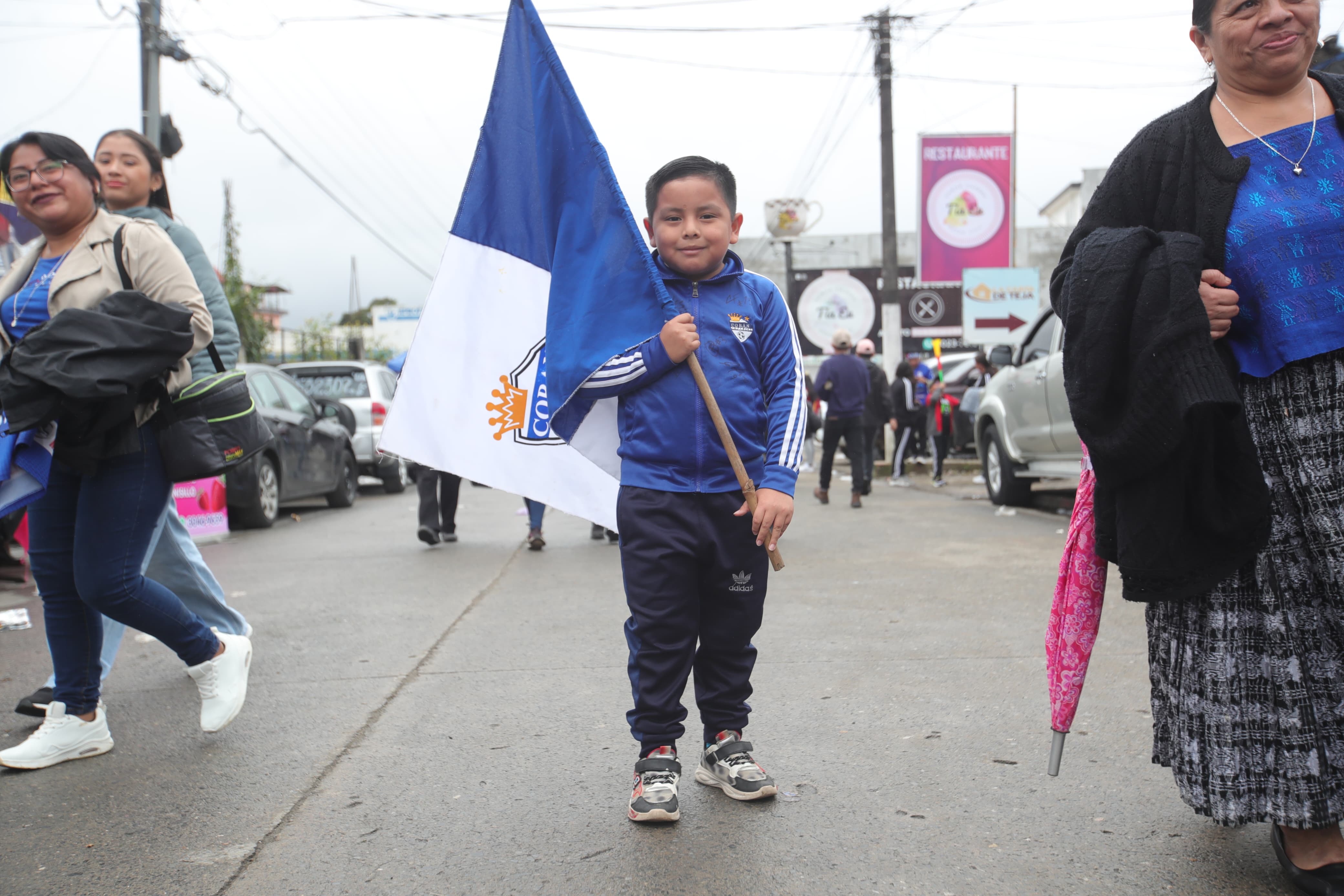 Grandes y chicos disfrutan de la emoción del futbol nacional. (Foto Prensa Libre: Byron Baiza)