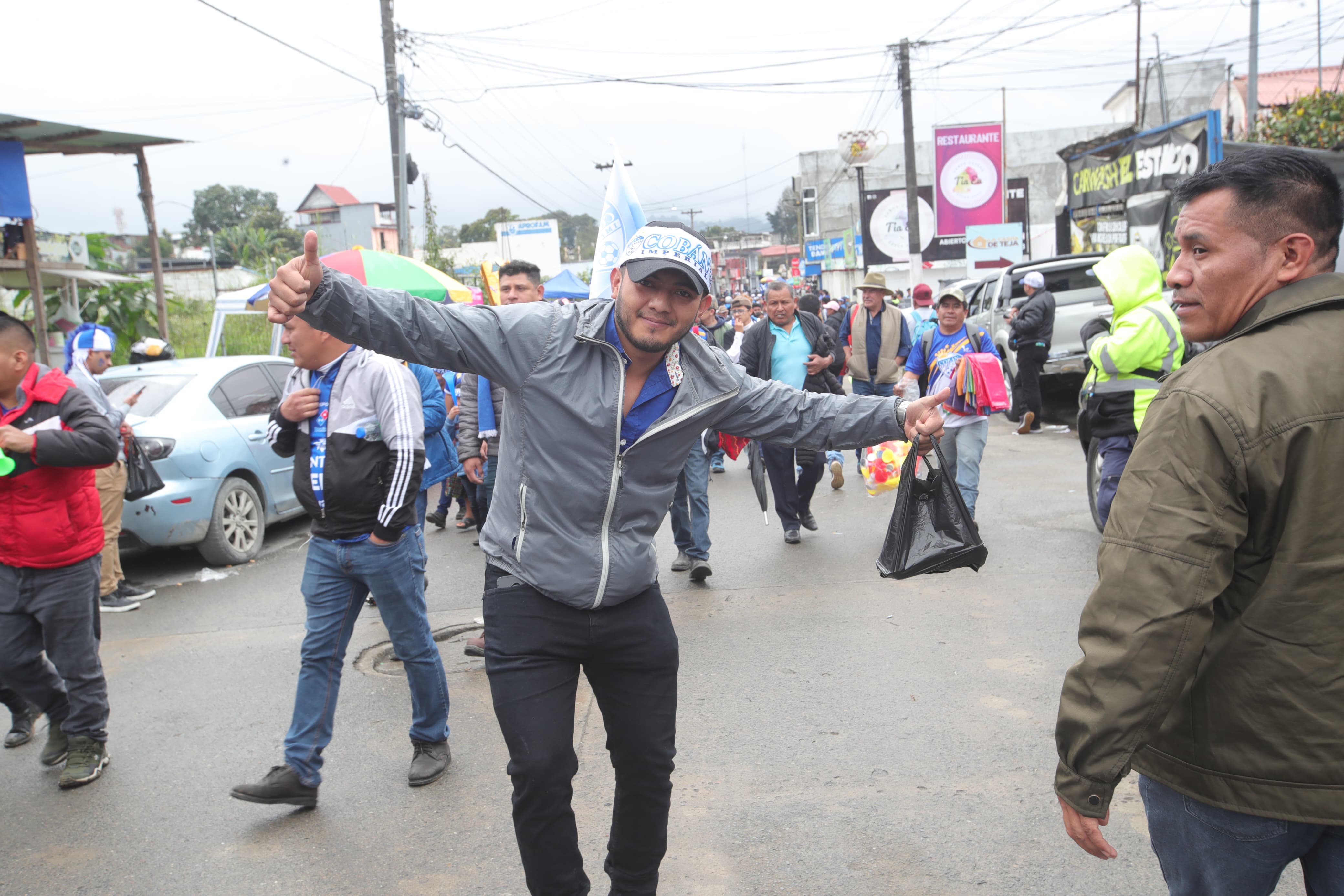La felicidad de los cobaneros por ver a su equipo en una final, es evidente. (Foto Prensa Libre: Byron Baiza)