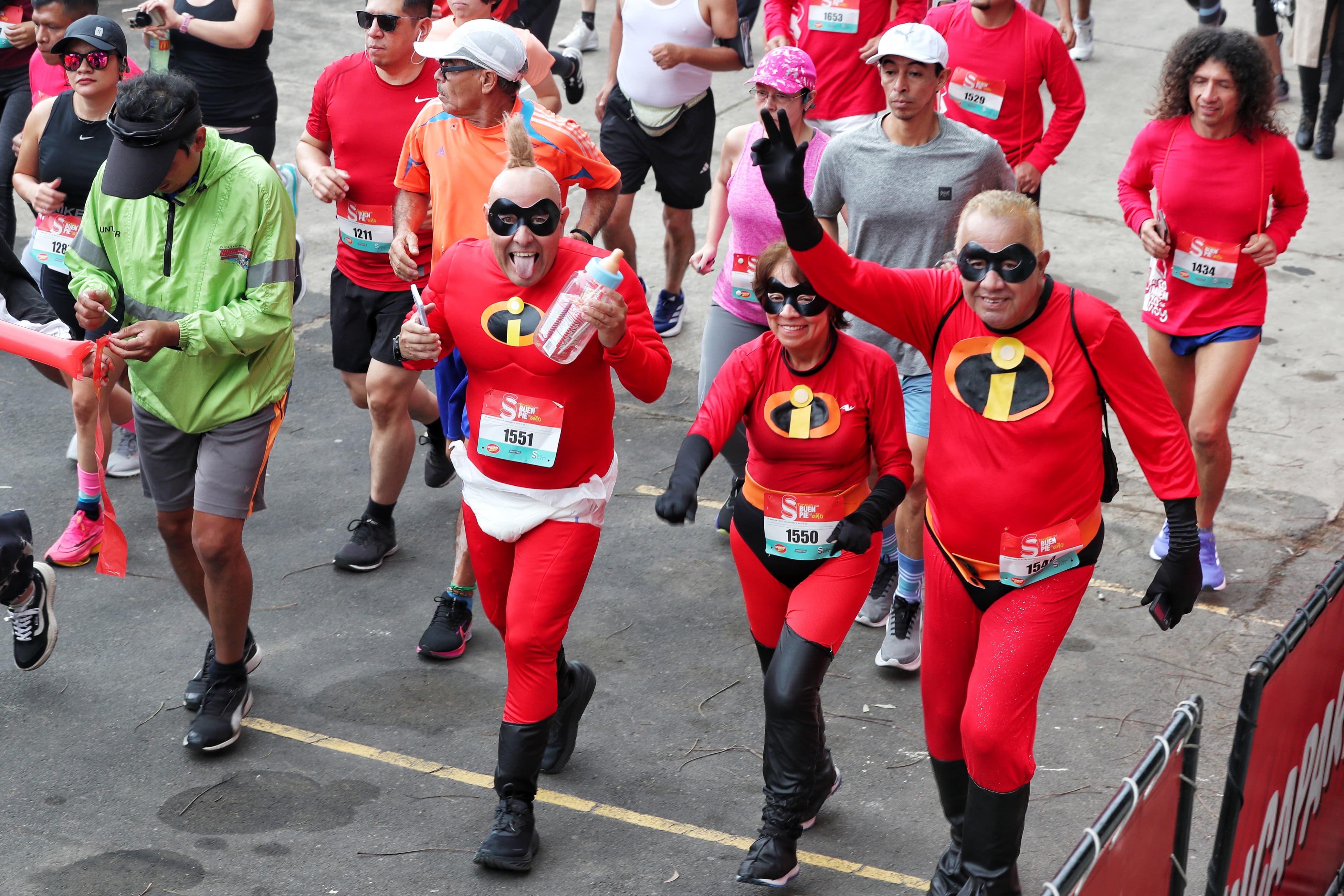 En la carrera San Silvestre destacan corredores que visten disfraces creativos. (Foto Prensa Libre: Esbin García)