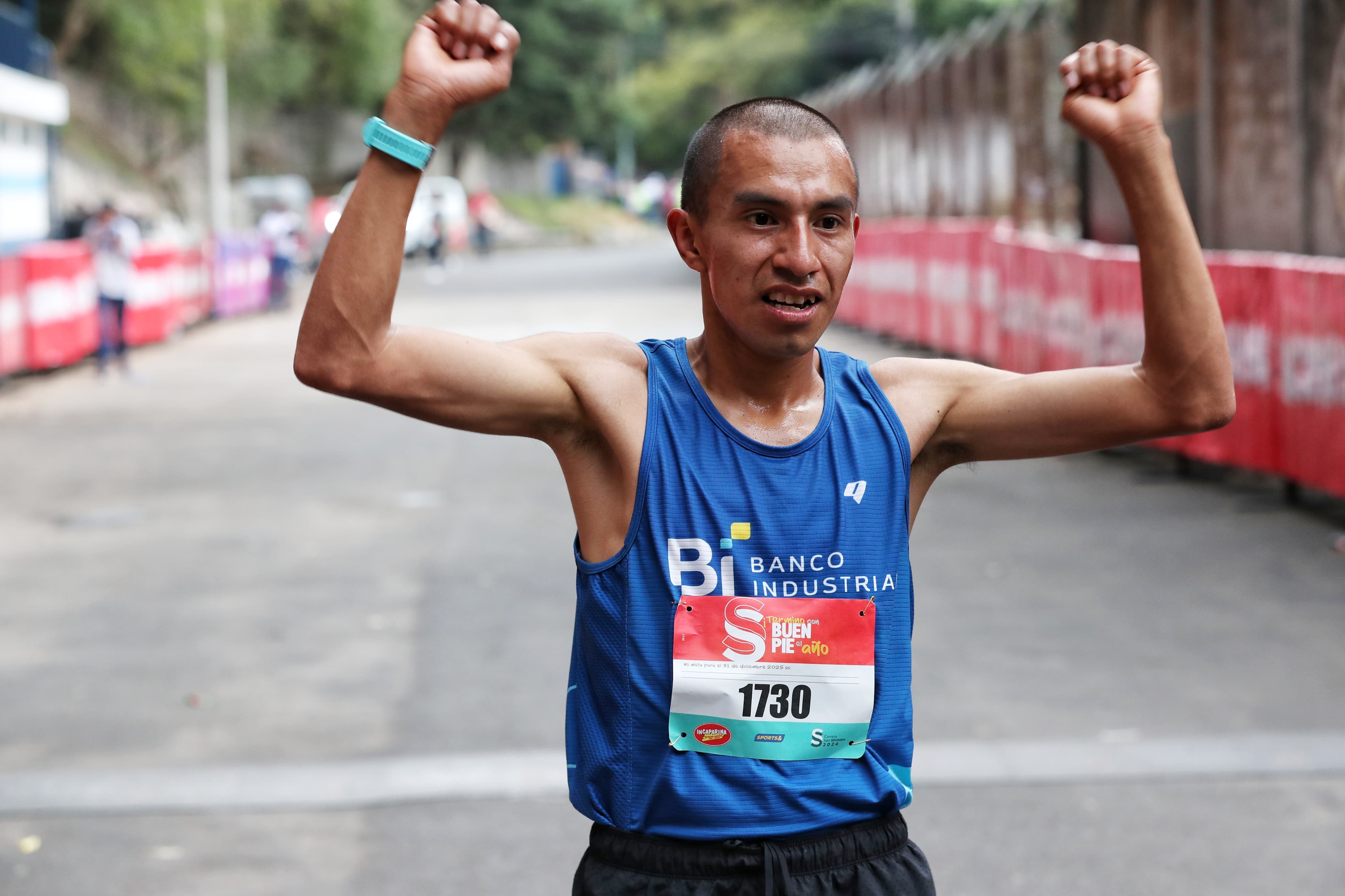 El corredor Alberto García fue el primero en cruzar la meta con un tiempo de 28:45 en la rama masculina. (Foto Prensa Libre: Esbin García)