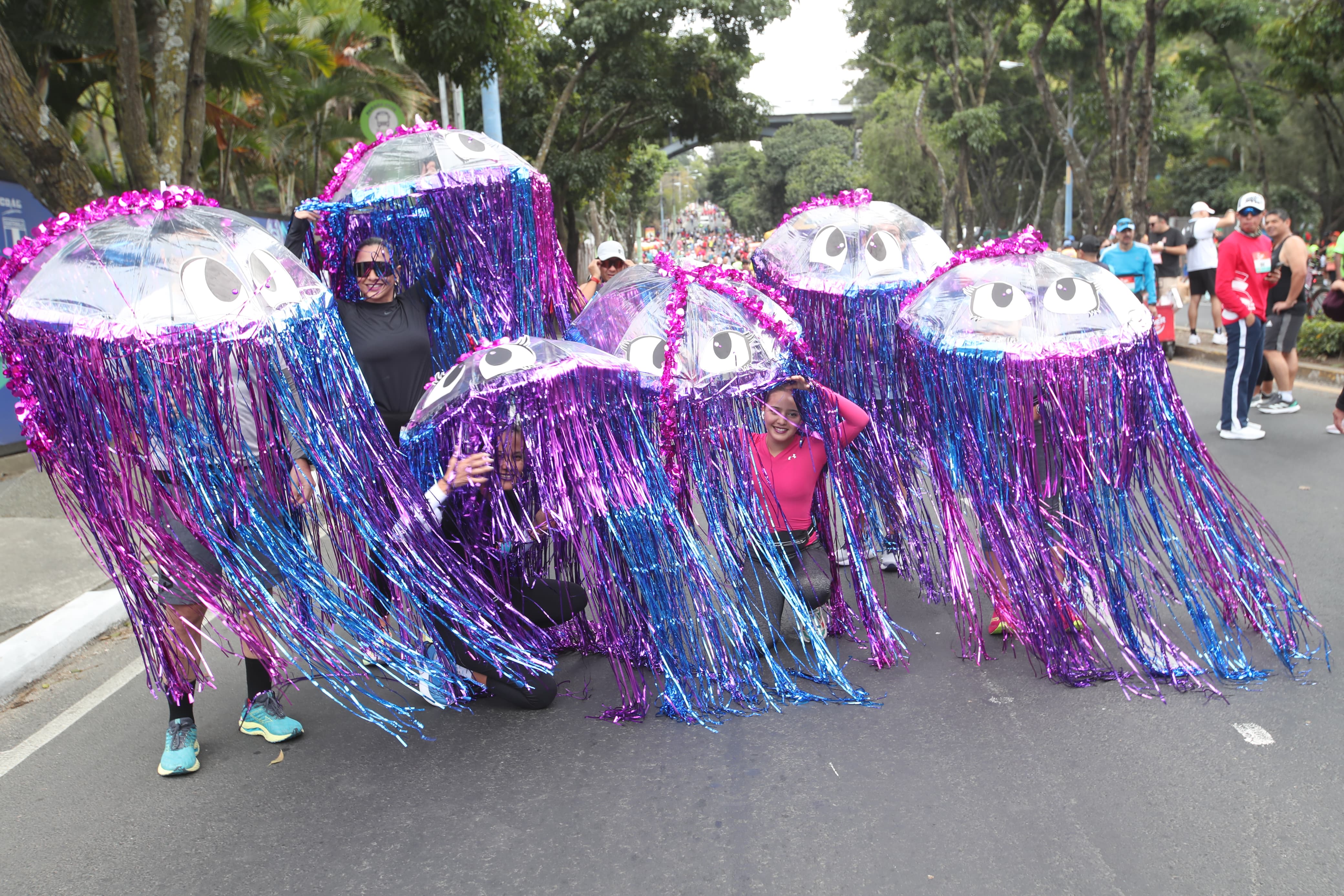 Corredores mostraron creatividad en equipo con sus disfraces coloridos y llamativos. (Foto Prensa Libre: Byron Rivera Baiza)