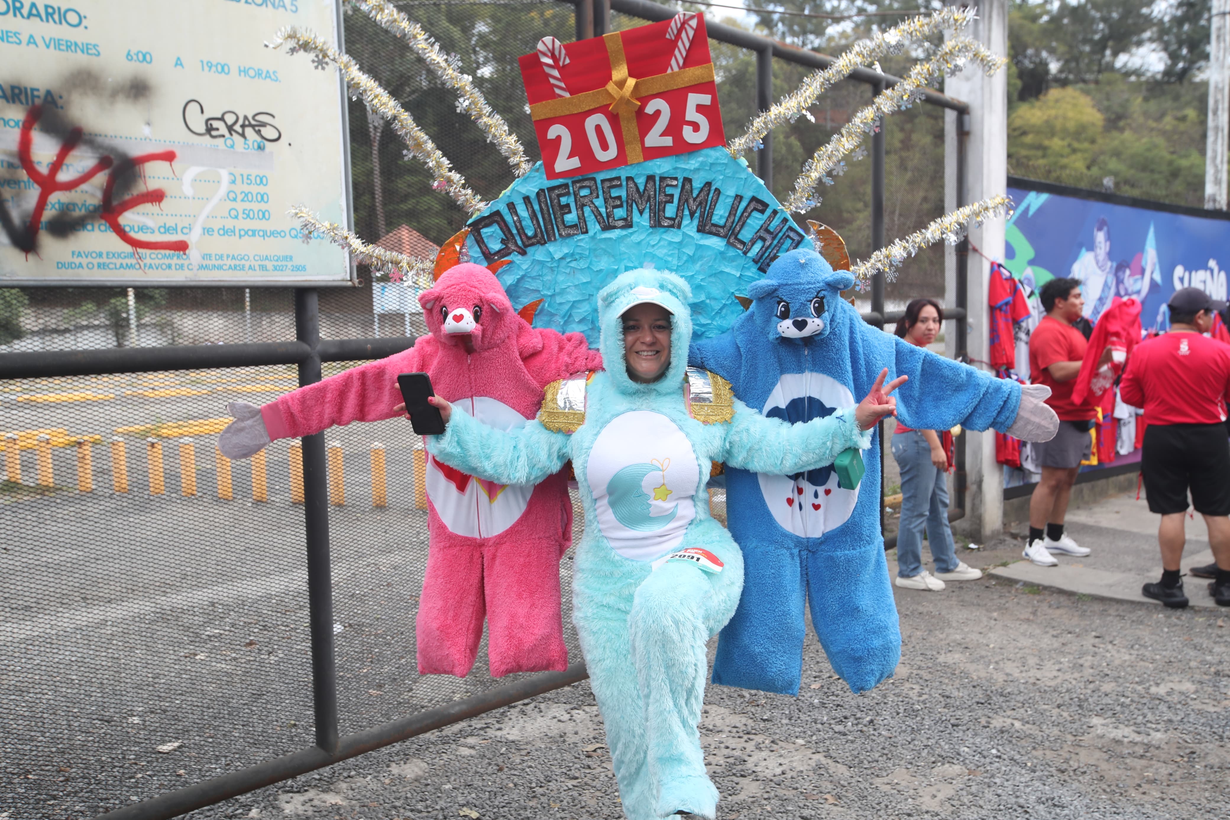 En el recorrido, corredores mostraron sus mensajes y disfraces para recibir el 2025. (Foto Prensa Libre: Byron Rivera Baiza)