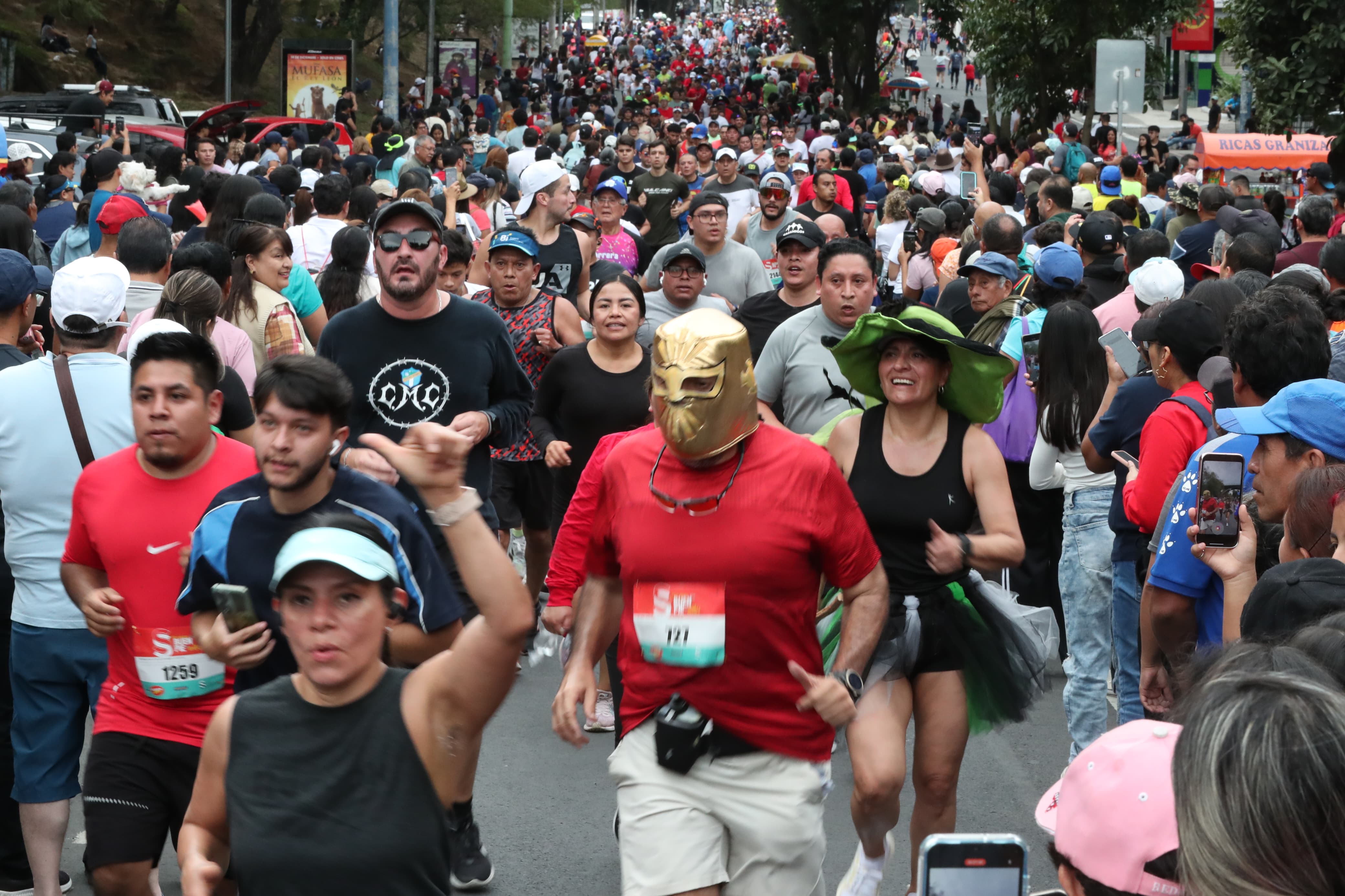 Entre familia y amigos, más de 2 mil personas participaron en la carrera San Silvestre edición 2024. (Foto Prensa Libre: Esbin García)