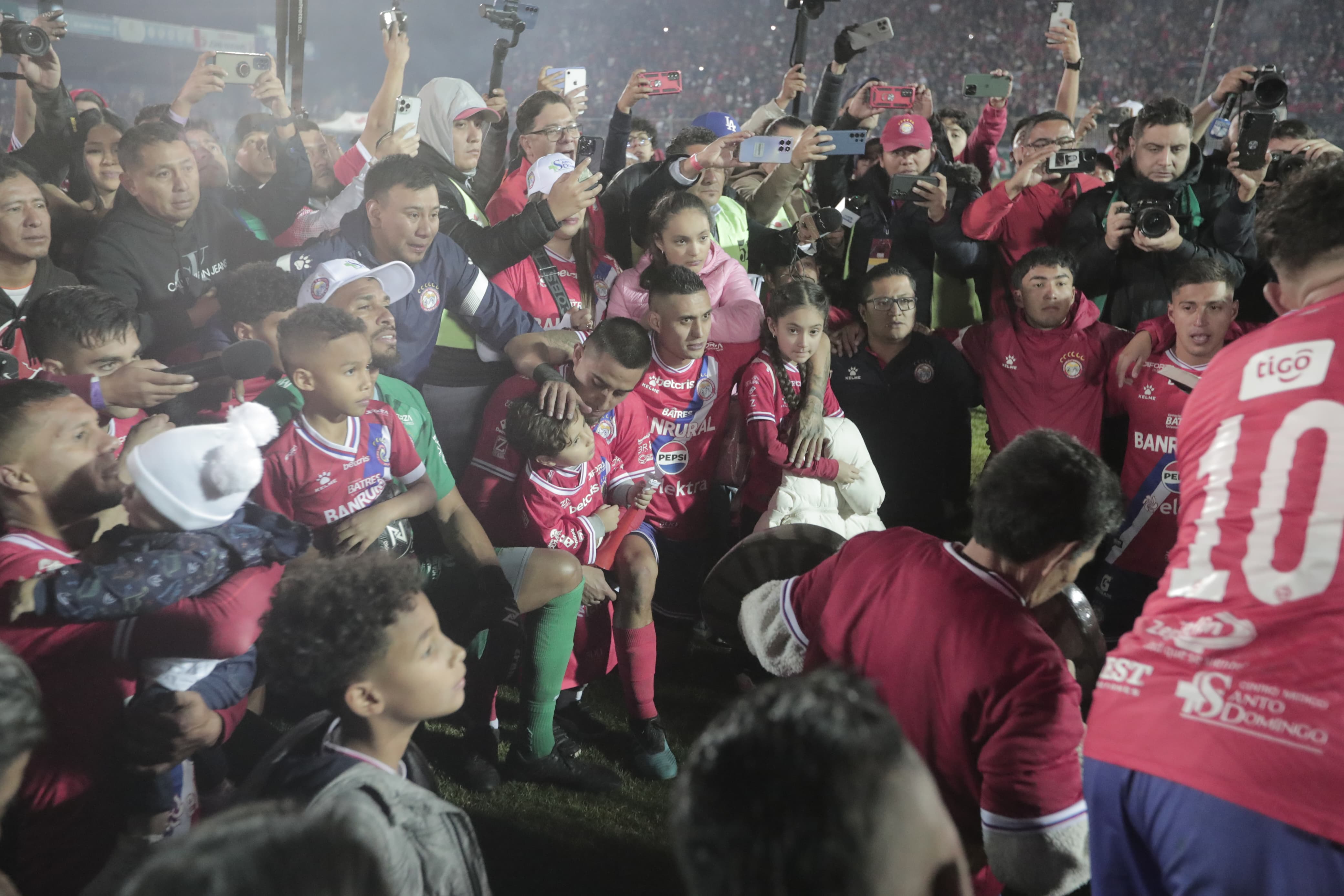Jorge Aparicio celebra el título con Xelajú. (Foto Prensa Libre: Erick Ávila)