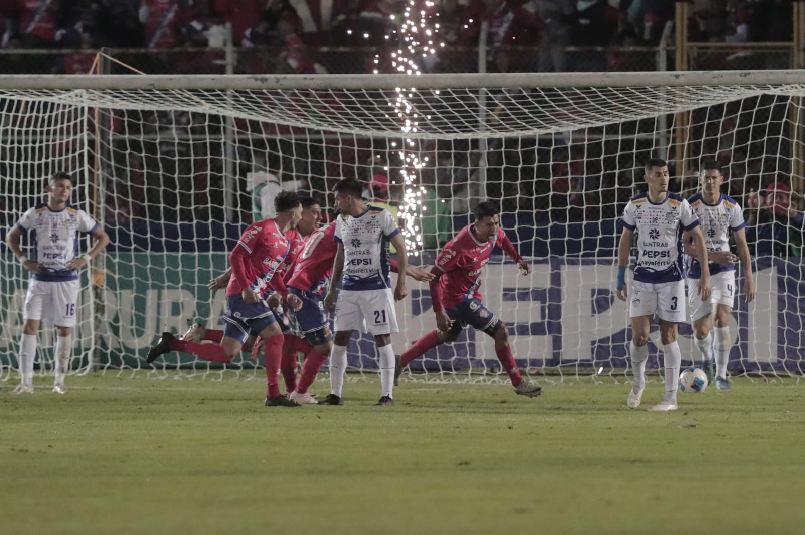 Momento en el que Kevin Ruiz consigue el segundo tanto de Xelajú.