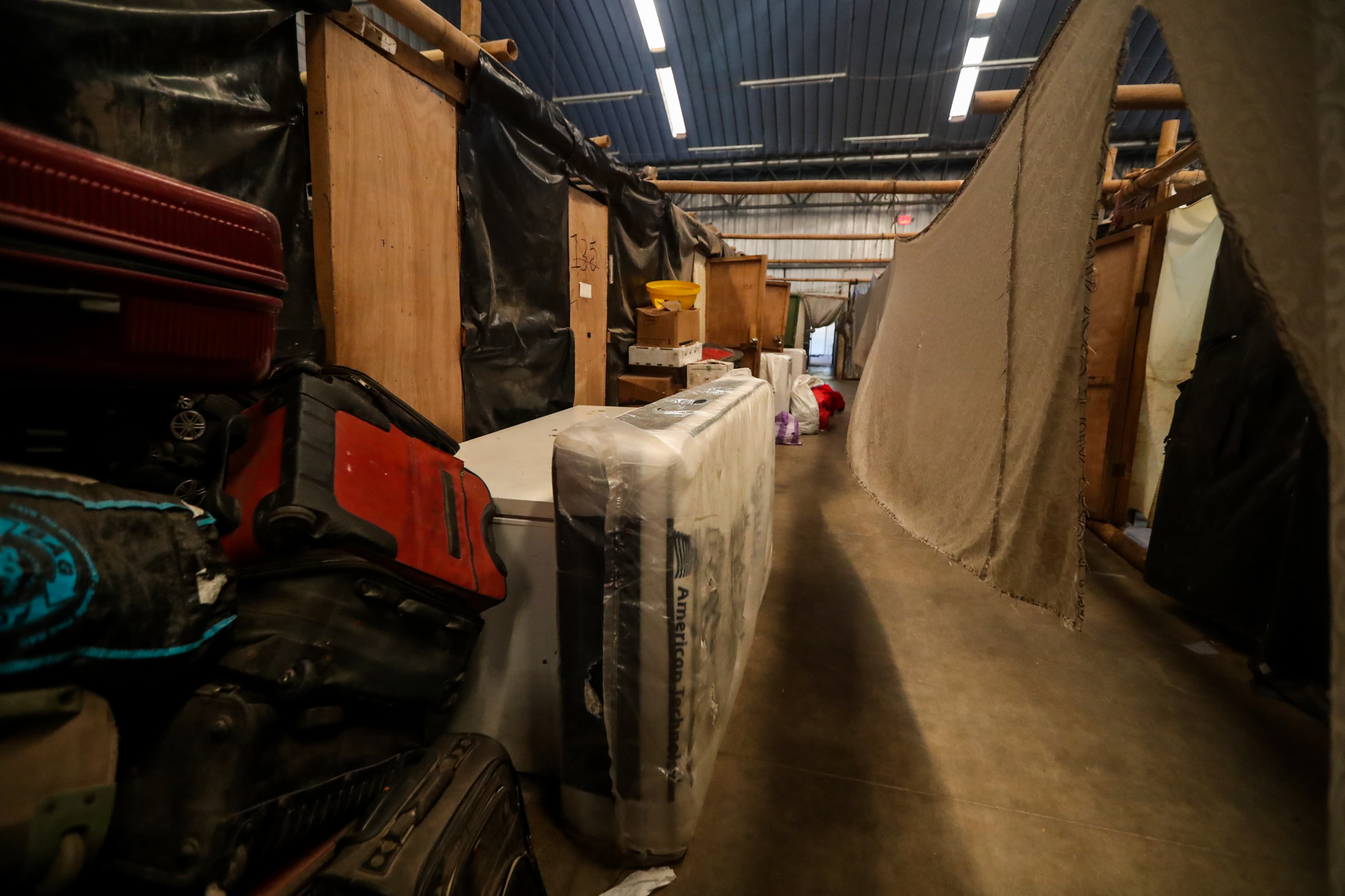 Entre las pertenencias que temporalmente están abandonas se encuentran maletas, colchones, utensilios de cocina, juguetes de niños y niñas, hornos, lavadoras, ropa, entre otras cosas. (Foto Prensa Libre: Oscar Vásquez)