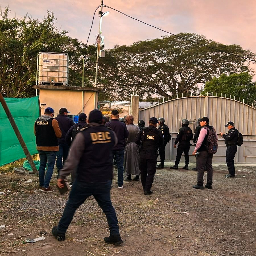 Lev Tahor, que en hebreo significa "corazón puro", es la secta de donde los menores huyeron. Desde el 11 de noviembre los investigadores del MP le dieron seguimiento a las denuncias, se montó un operativo donde se rescataron a 160 menores y se detuvo a Manuel Salvador Aldana Monzón, subcomisario de la PNC. Además, se encontraron algunas osamentas en unas cajas. (Foto Prensa Libre: Ministerio Público)