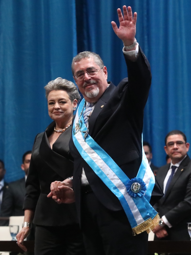 Guatemala tiene nuevo gobierno, luego de que la madrugada del 15 de enero de 2024 fueran juramentados como presidente Csar Bernardo Arvalo de Len y como vicepresidenta Karin Herrera.El Teatro Nacional Miguel çngel Asturias, en la capital guatemalteca, fue el escenario donde personalidades de distintos pases y funcionarios de distintas organizaciones se dieron cita para presenciar la entrega del poder a Arvalo.