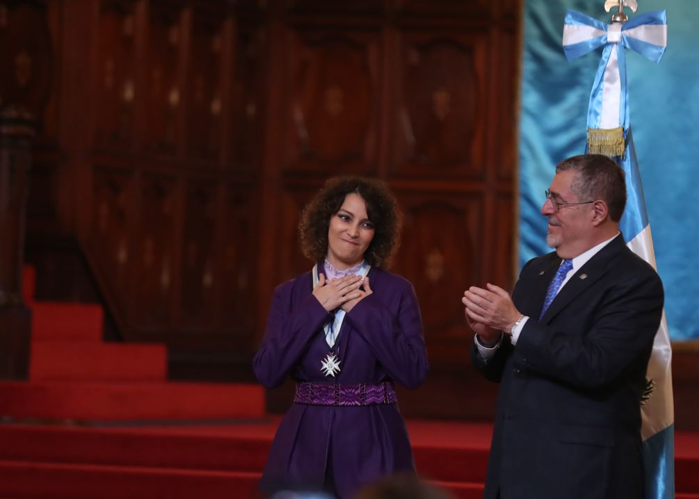 “Hoy mi alma vibra como las notas de una marimba”: Gaby Moreno fue condecorada con la Orden Presidencial de Guatemala