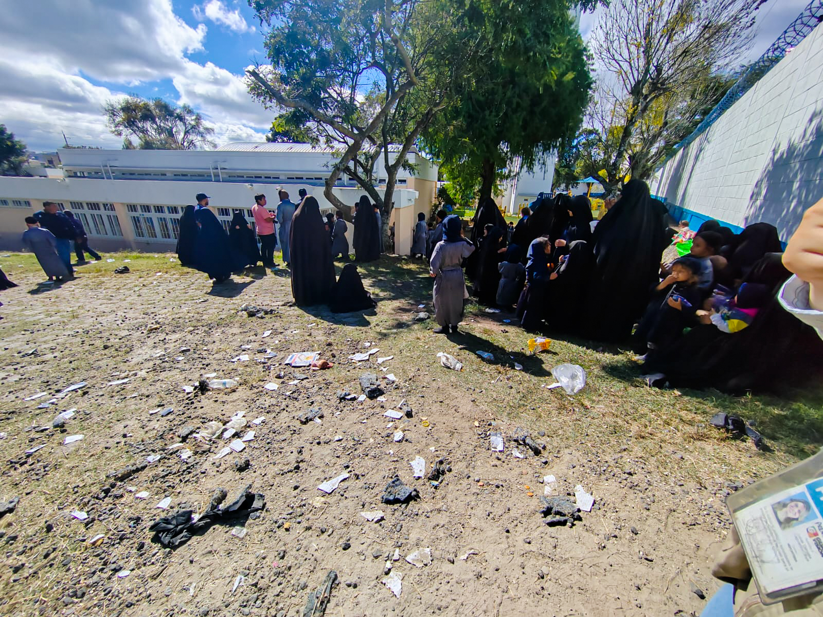 Este sábado 21 de diciembre, varios miembros de la comunidad se hicieron presentes al Centro de Atención Integral en la zona 3 capitalina, pues ahí fueron trasladados los menores de edad rescatados en el operativo. (Foto Prensa Libre: Oscar Vásquez)
