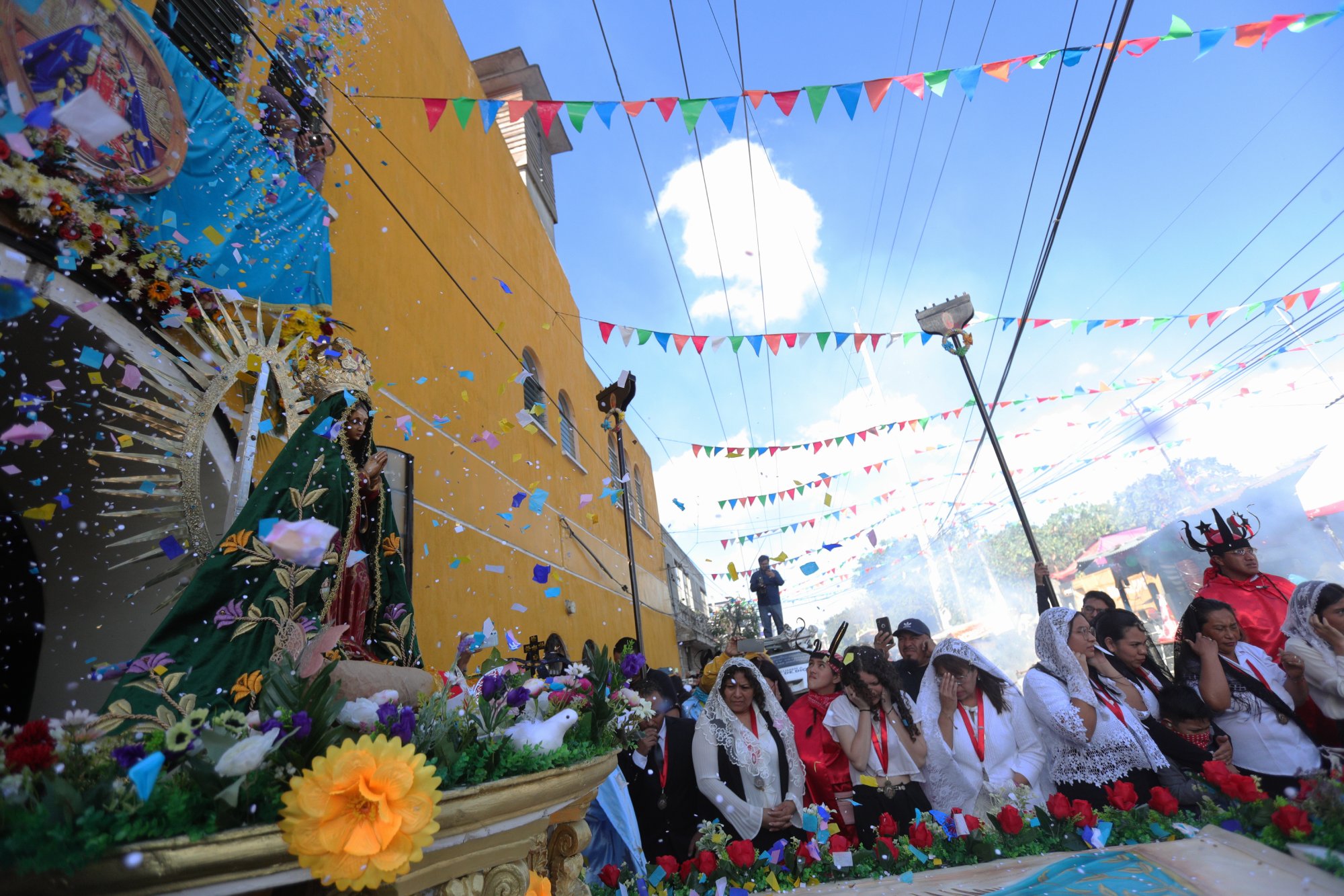 Rezado de la Virgen de Guadalupe en la zona 21 de Guatemala