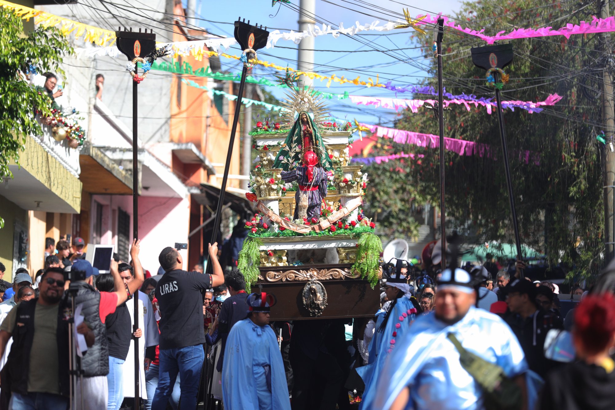Rezado de la Virgen de Guadalupe en la zona 21 de Guatemala'