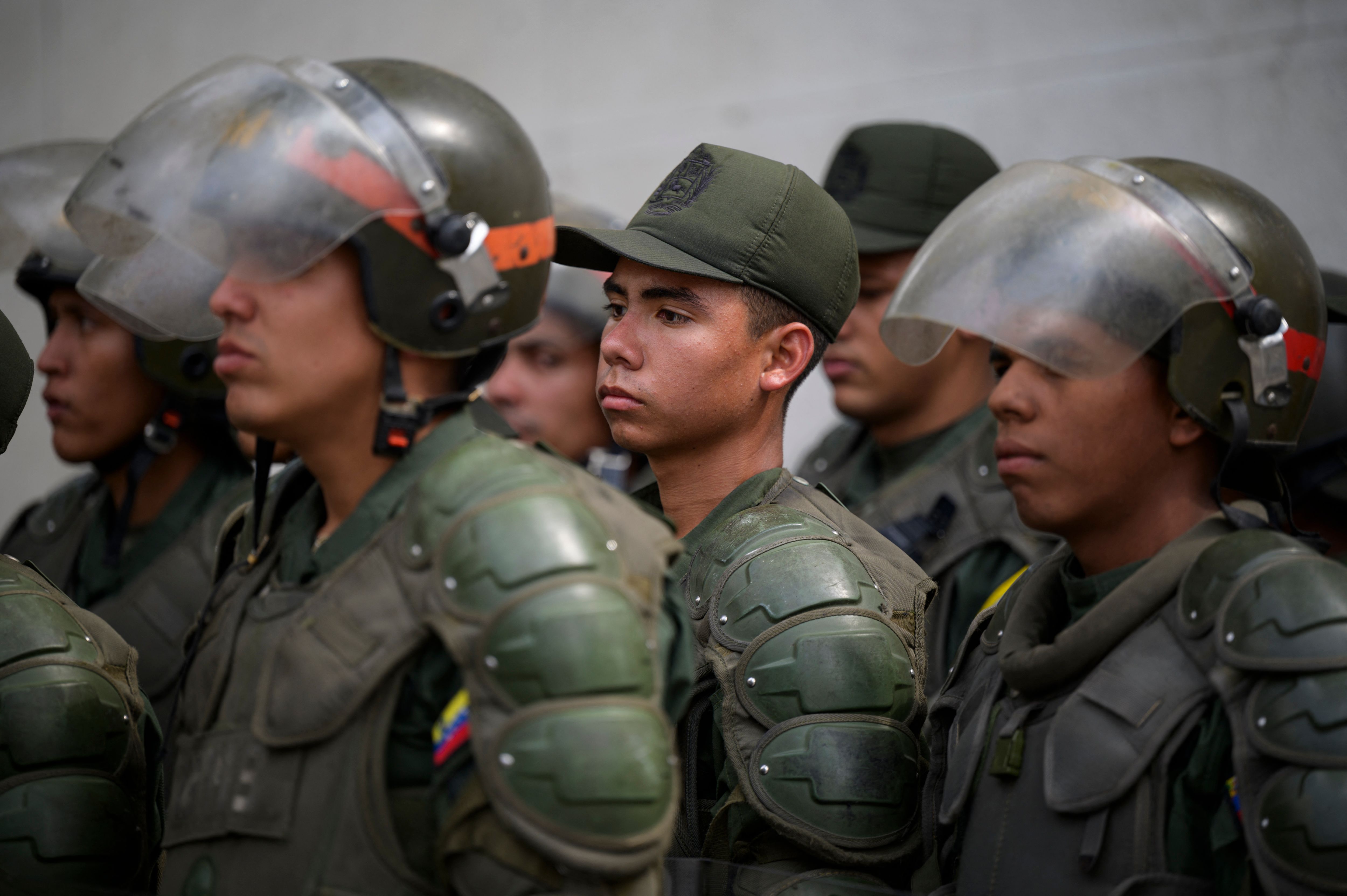 En Caracas, capital de Venezuela se han desplegado mas de un centenar de militares como medida de seguridad preventiva, previo a la toma de posesión de  el presidente electo Nicolás Maduro. (Foto Prensa Libre: AFP)