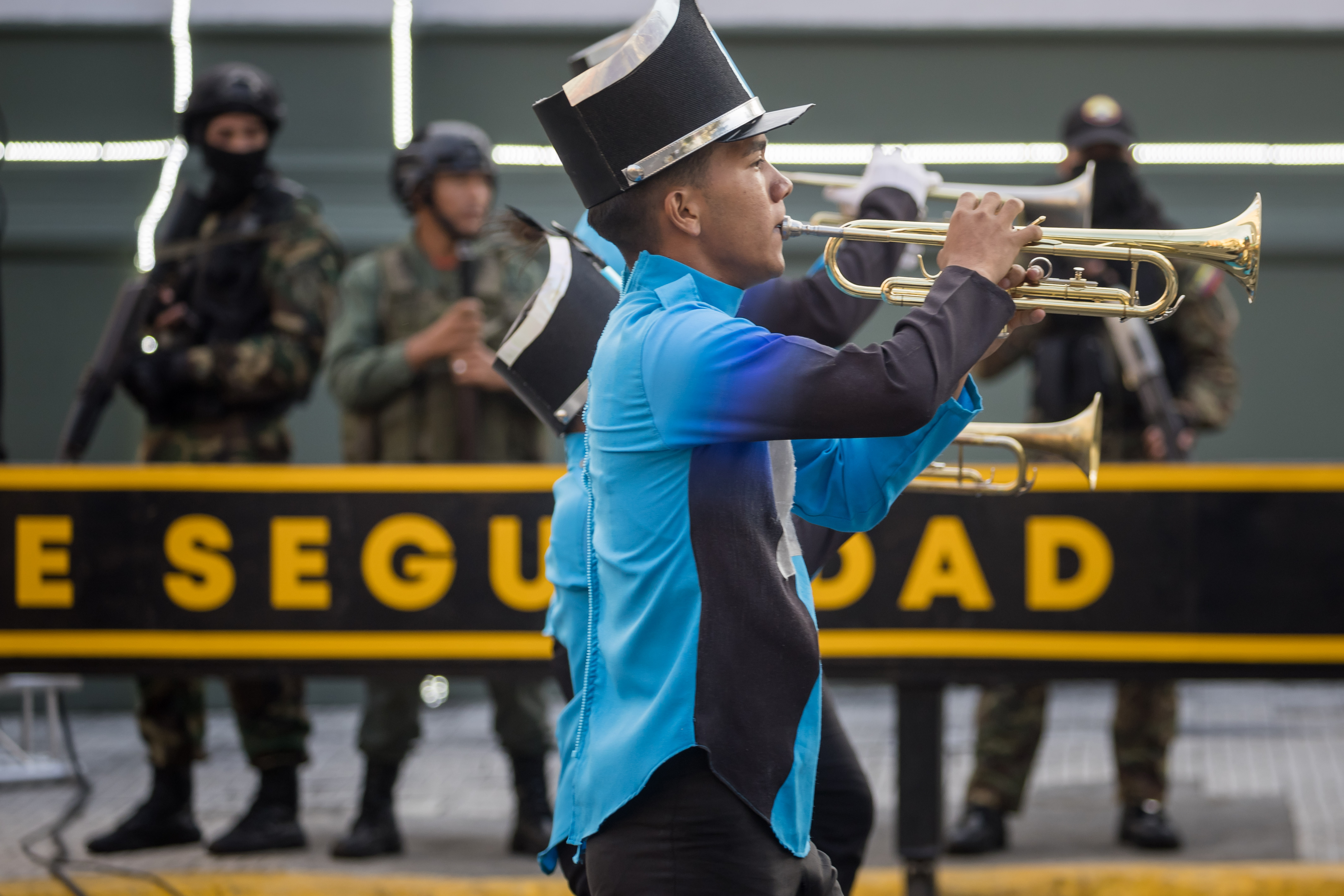 En medio de un ambiente tenso, simpatizantes acuden a las calles para demostrar su apoyo al líder político Nicolás Maduro. (Foto Prensa Libre: AFP)