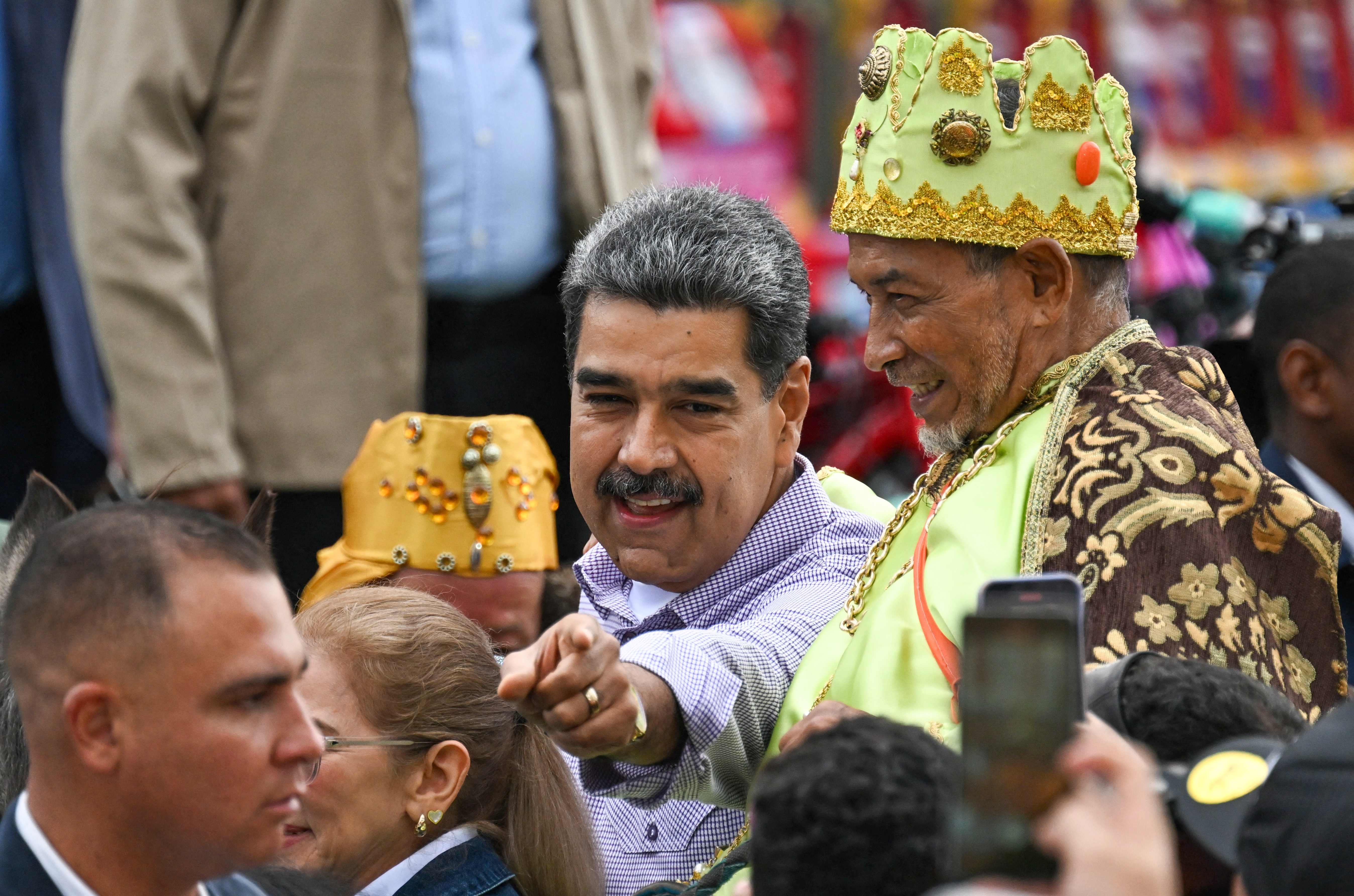 A pesar de las polémicas acusaciones, Nicolás Maduro sale a las calles para saludar a sus seguidores. (Foto Prensa Libre: AFP)