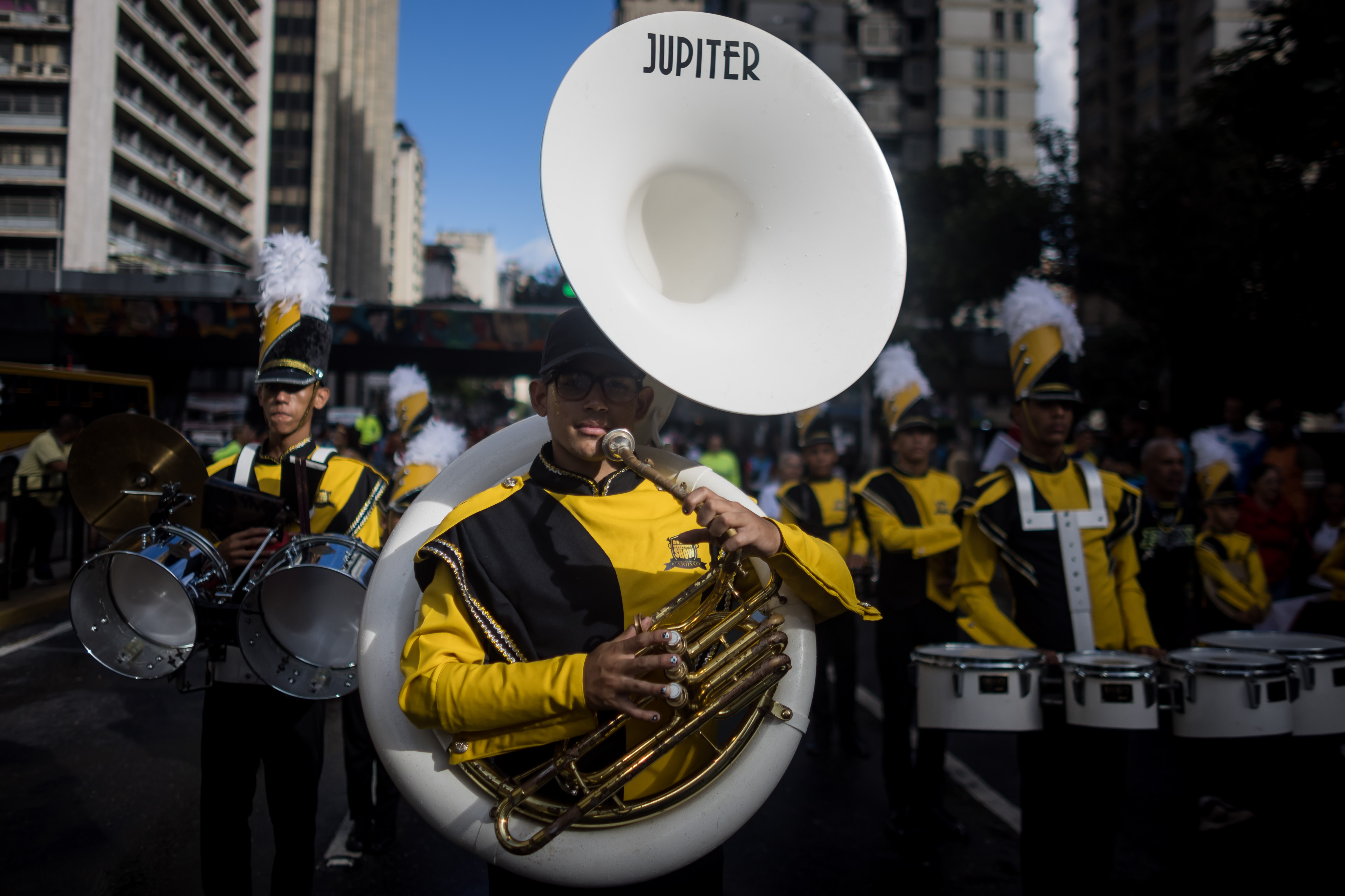 Un músico participa en un desfile como parte de la convocatoria del oficialismo a las "grandes marchas" en respaldo del presidente de Venezuela, Nicolás Maduro, el sábado 4 de enero en Caracas (Venezuela). (Foto Prensa Libre: AFP)