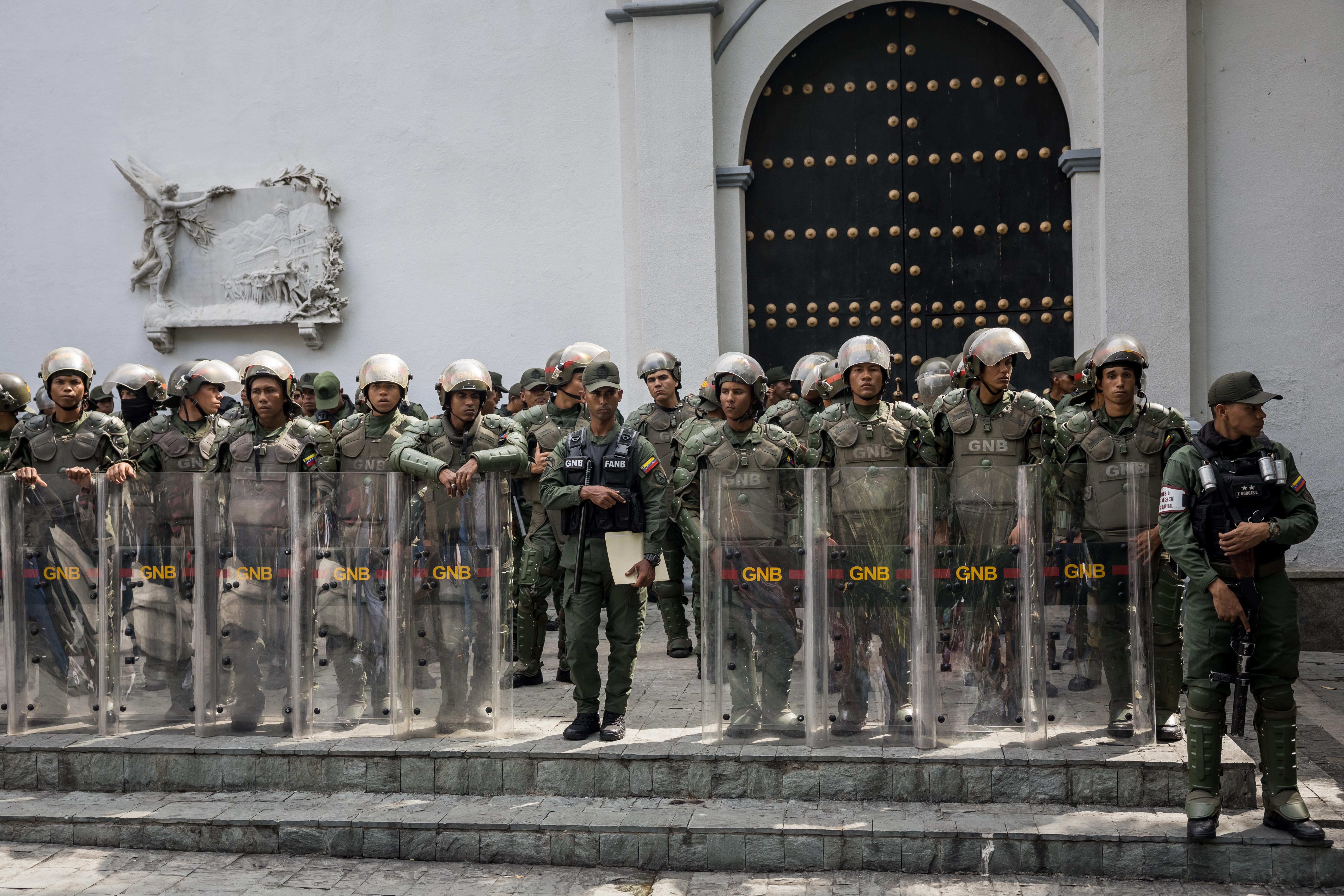 La presencia policial y militar se ha visto reforzada en los últimos días, pero se ha hecho particularmente notoria en Caracas, la capital del país. (Foto Prensa Libre: AFP)