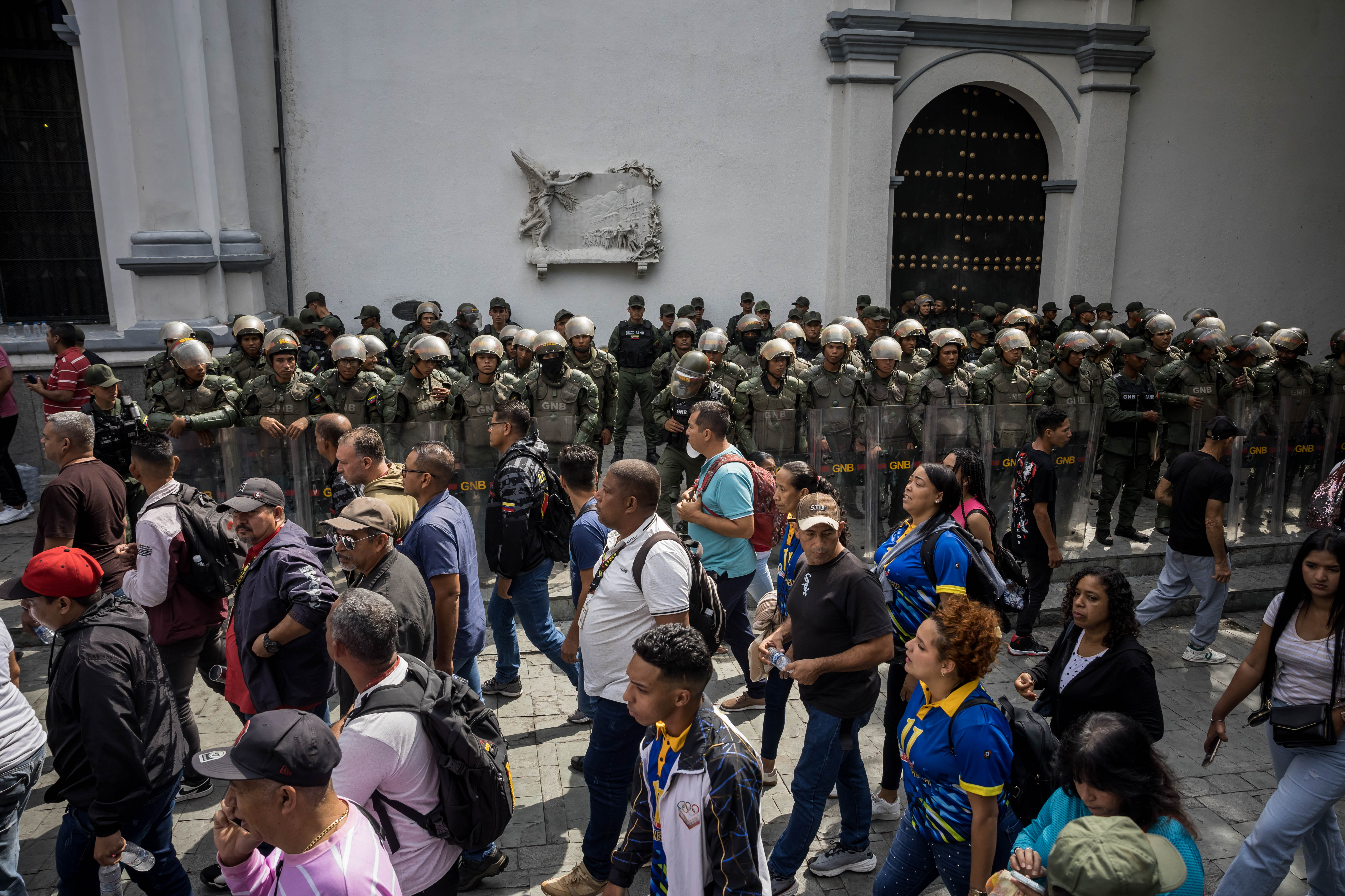 Las autoridades de Venezuela esperan grandes movilizaciones de manifestantes en las diferentes partes del país durante los próximos días. (Foto Prensa Libre: AFP)