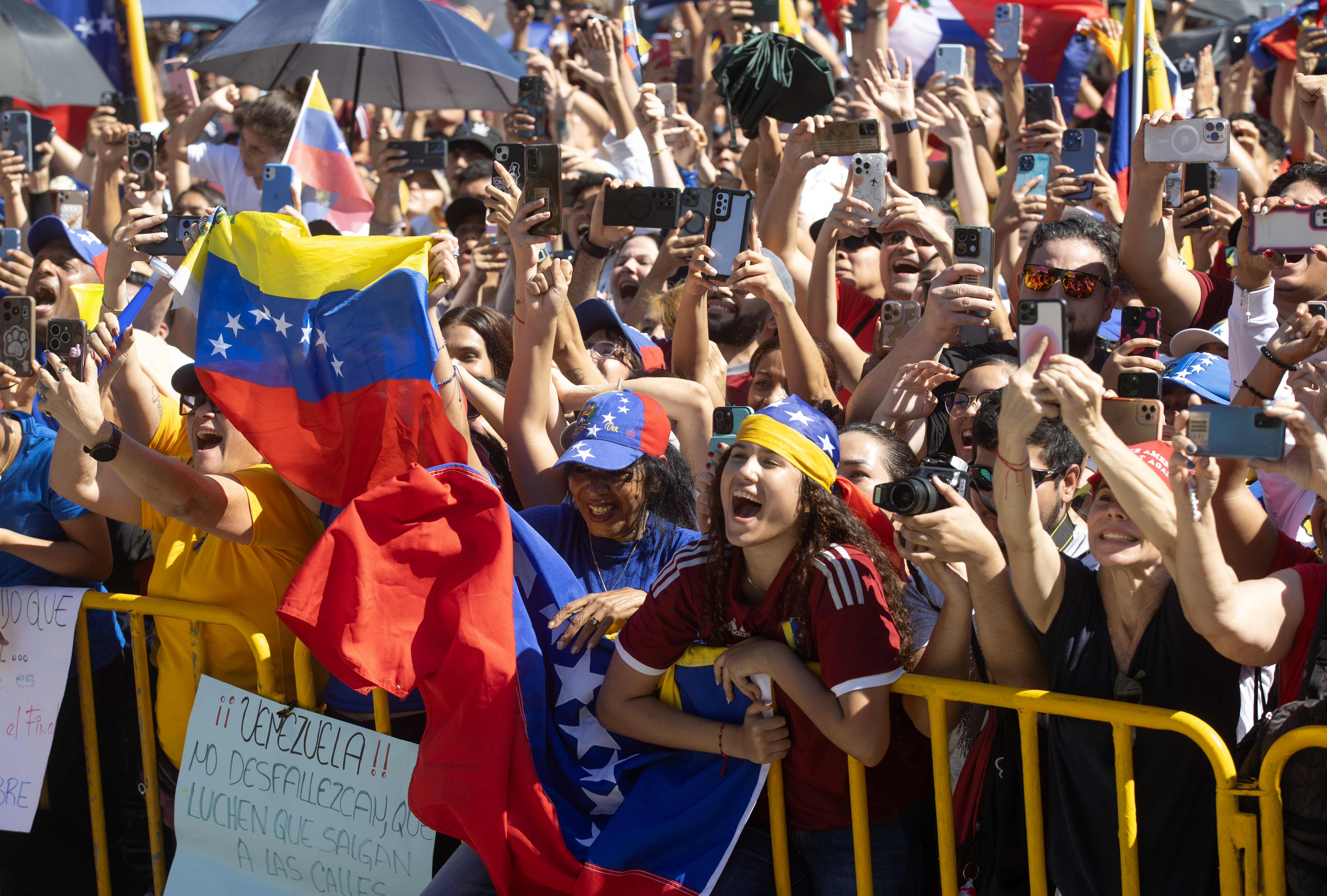 Venezolanos opositores asisten a un acto este jueves, en Santo Domingo, República Dominicana. (Foto Prensa Libre: EFE)
