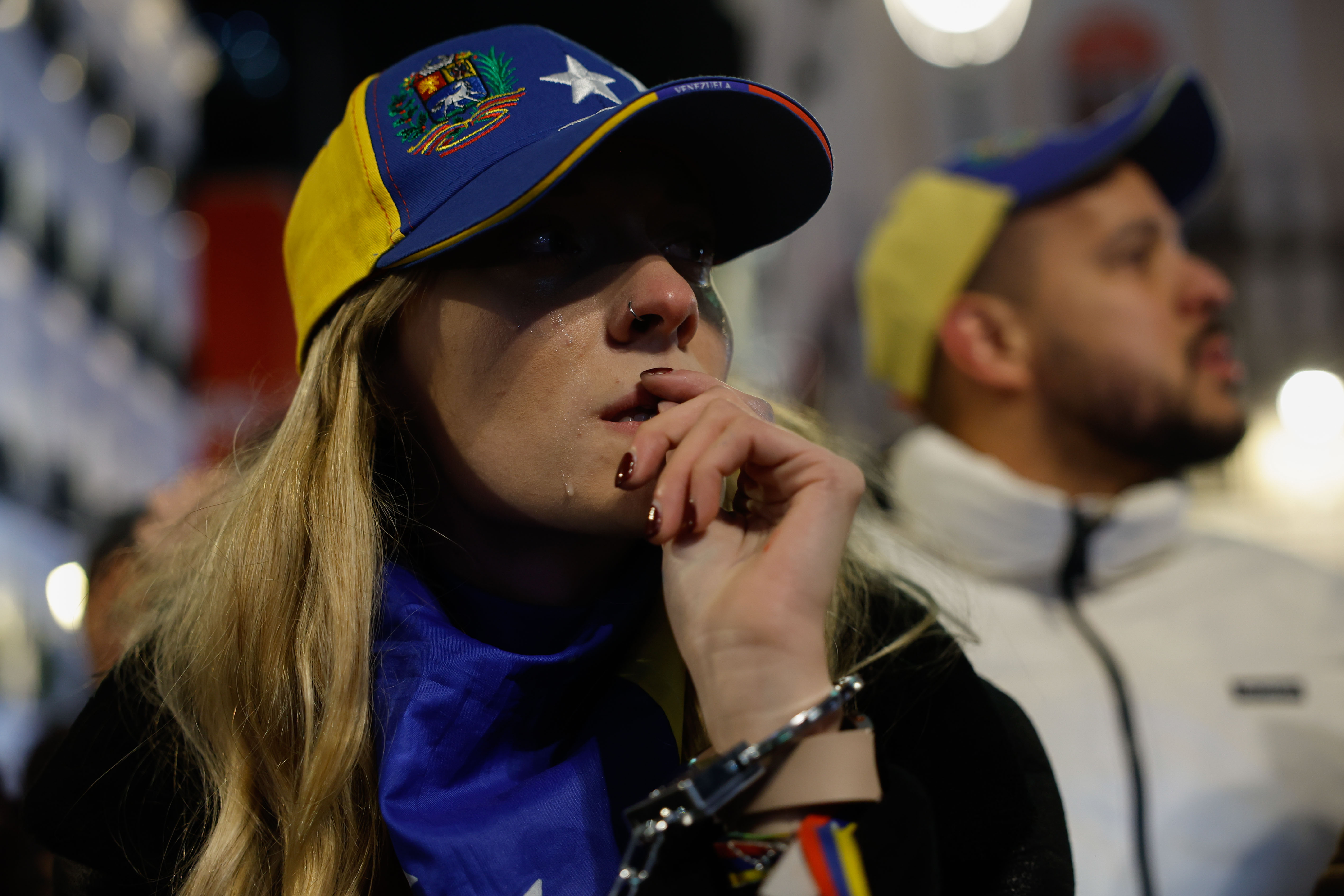 Una manifestante llora tras conocer que Corina Machado ha sido detenida en Venezuela durante la concentración convocada para apoyar al candidato opositor Edmundo González como presidente electo de Venezuela. (Foto Prensa LIbre: EFE)
