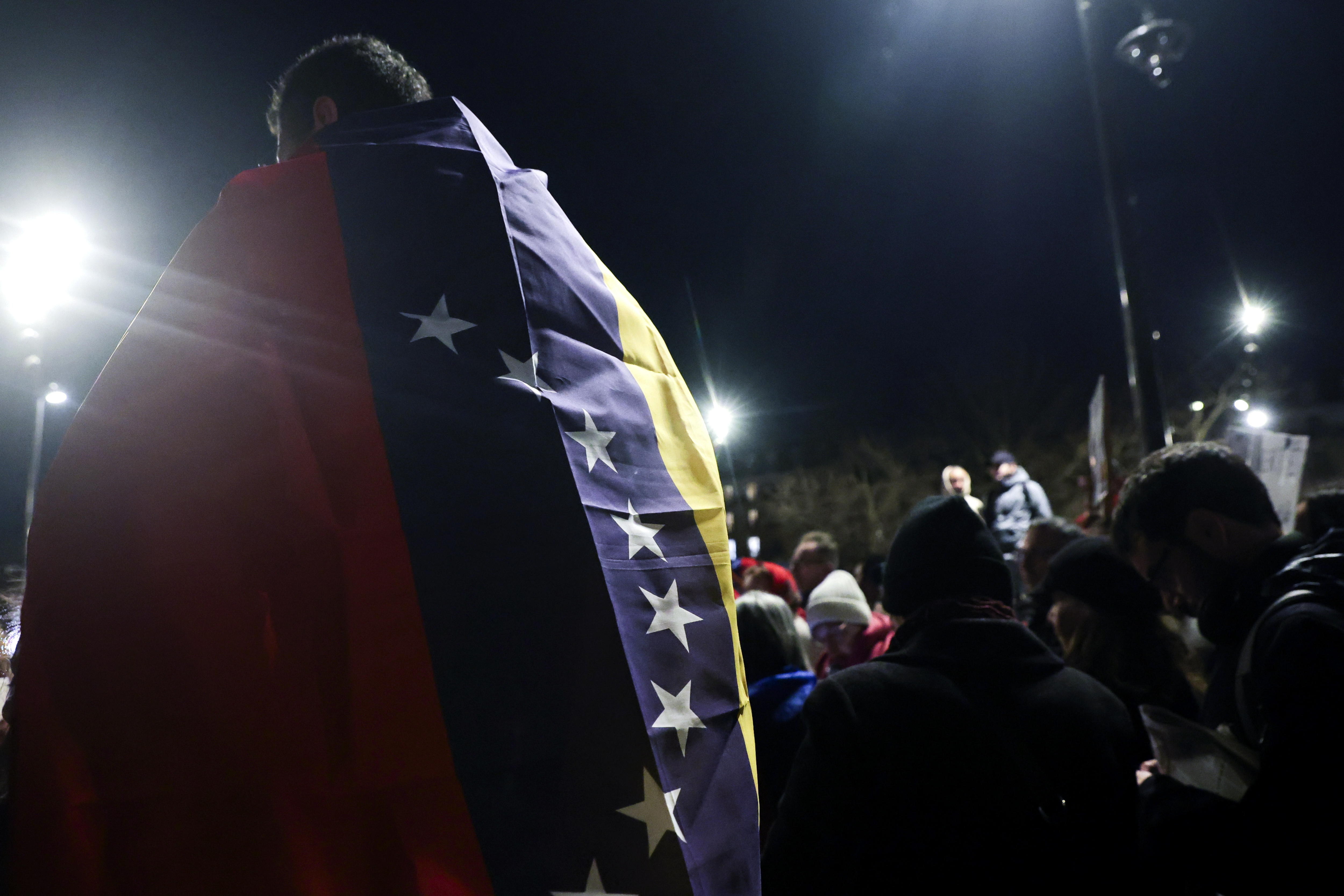 Un venezolano porta una bandera nacional mientras participa en una manifestación por la democracia en la Plaza de la Bastilla en París, Francia. (Foto Prensa Libre: EFE)