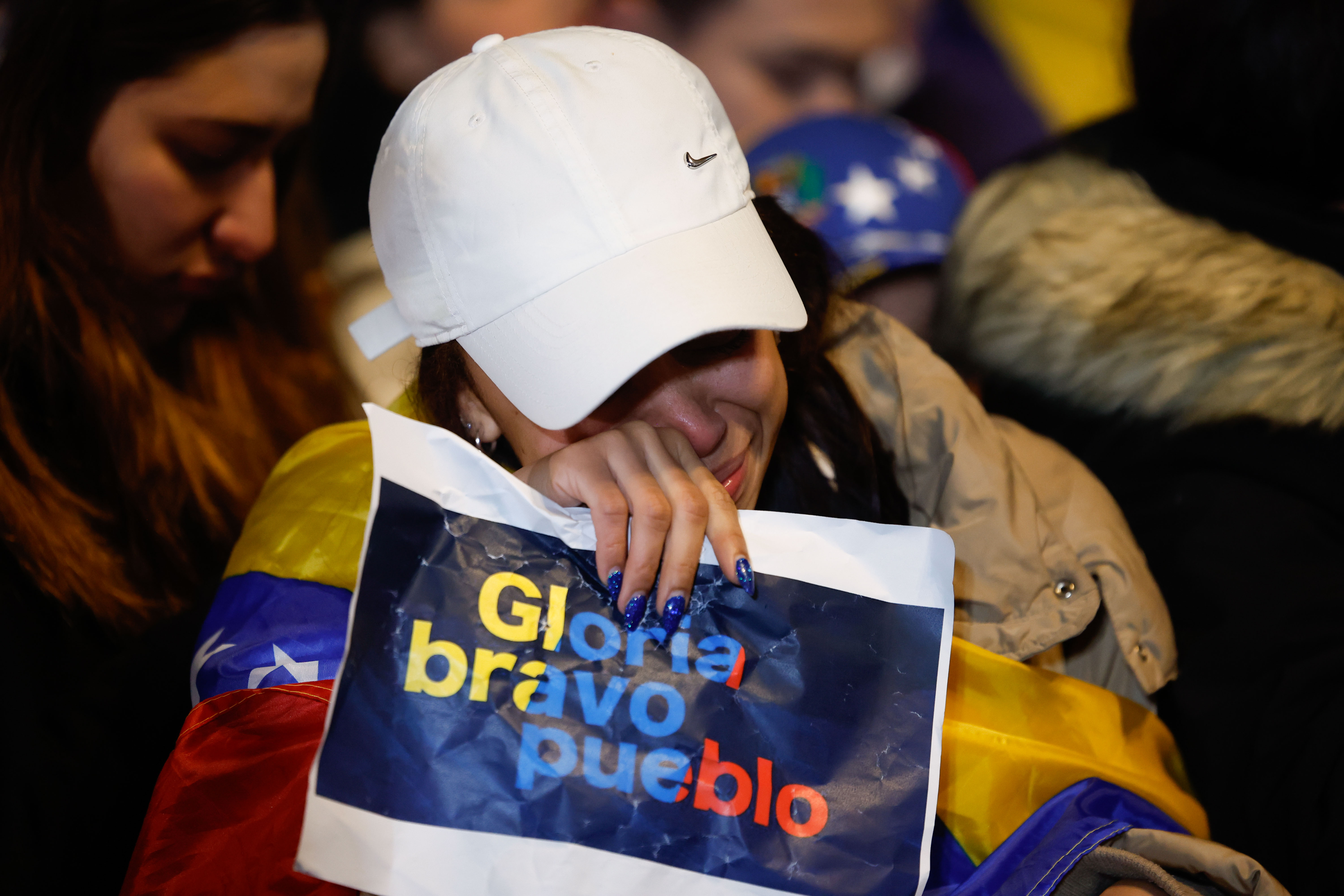 Manifestantes mostraron carteles de apoyo al candidato Edmundo González como presidente electo de Venezuela. (Foto Prensa Libre: EFE)