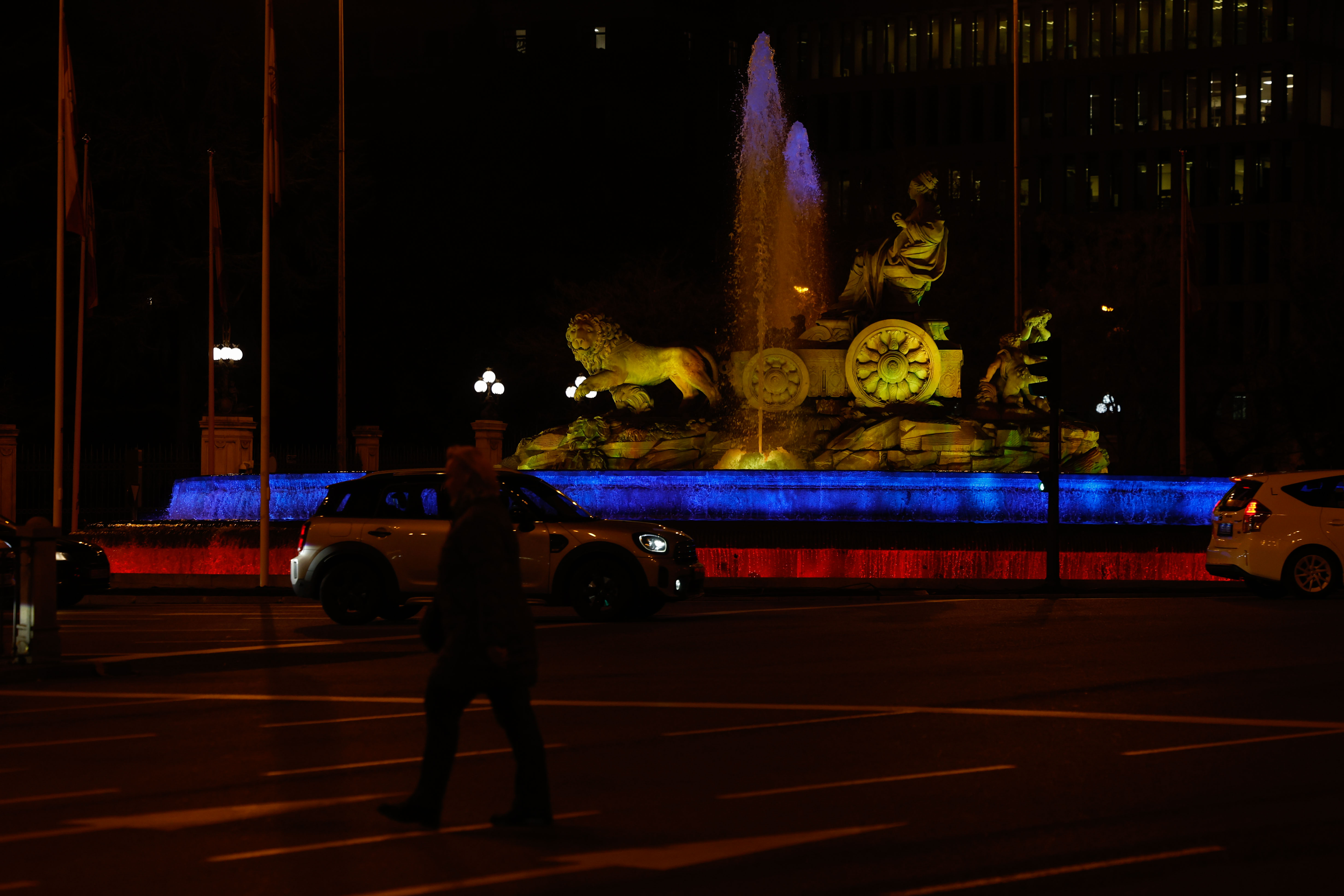 La fuente de Cibeles en Madrid, España, viste los colores venezolanos durante la manifestación convocada para apoyar a Edmundo González como presidente electo de Venezuela. (Foto Prensa Libre: EFE)