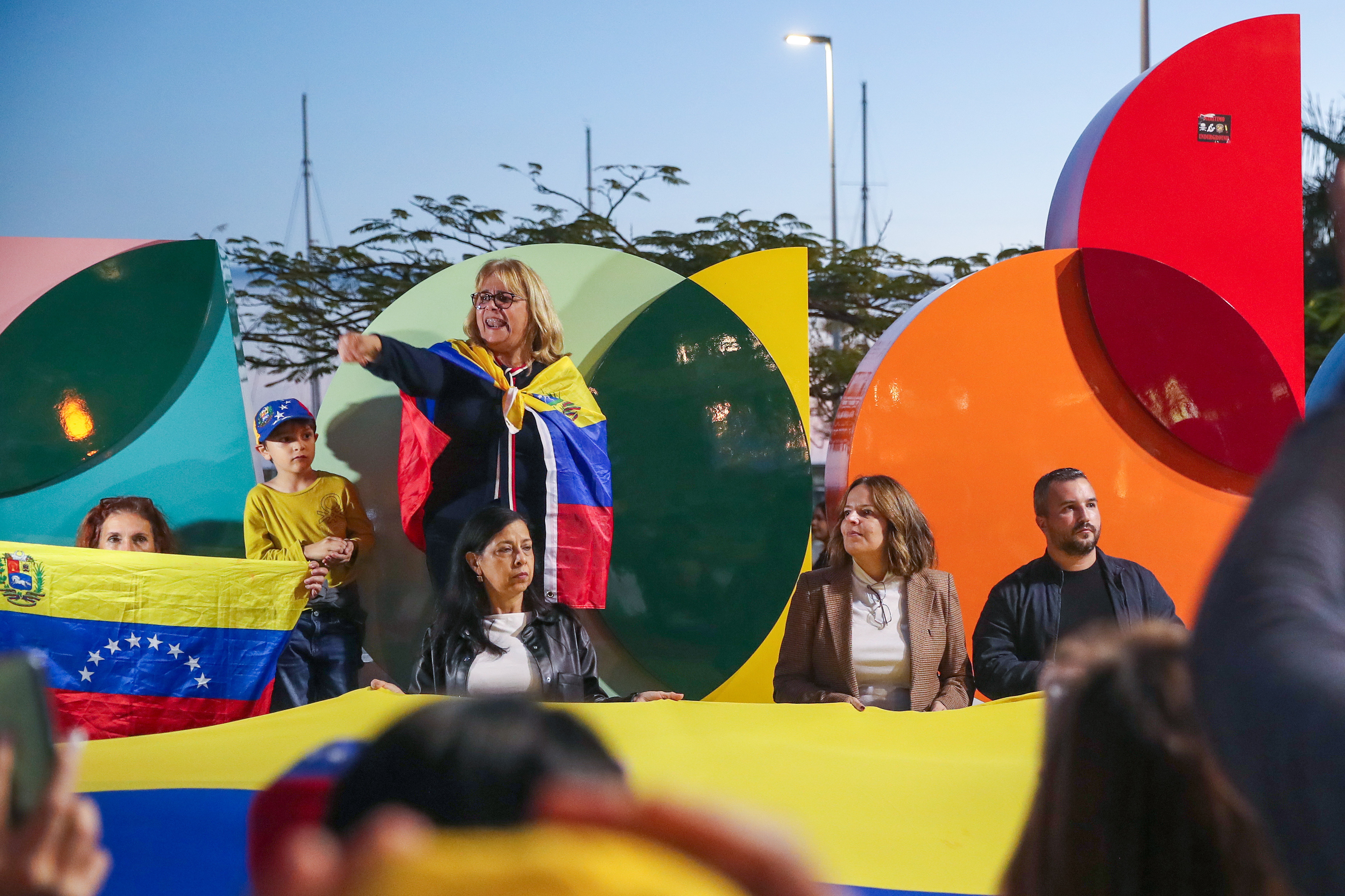Manifestantes exigen democracia y el respeto a la voluntad del pueblo de Venezuela. (Foto Prensa Libre: EFE)