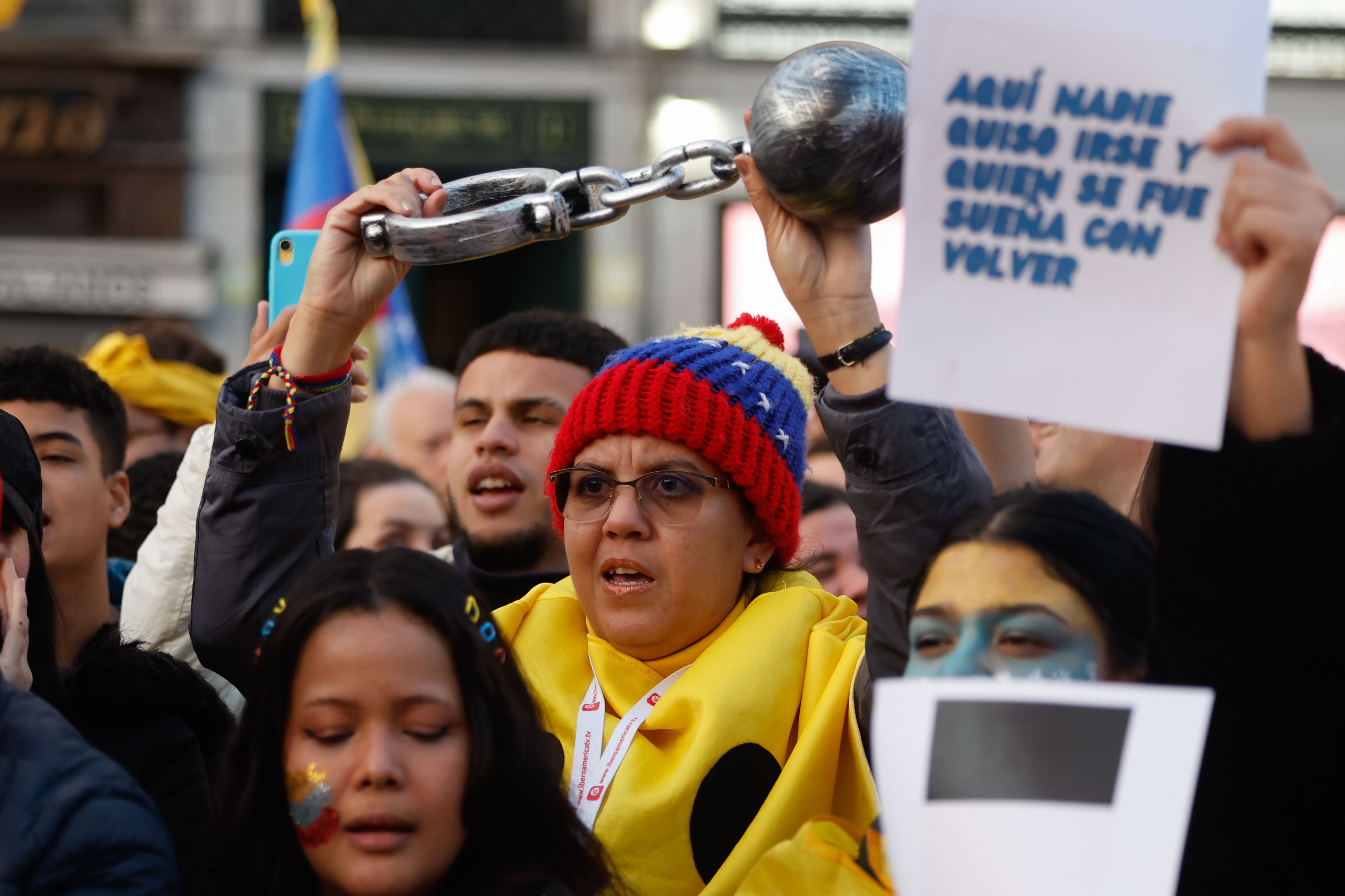 Varias personas participan en una manifestación convocada en Madrid, España, para apoyar al candidato opositor Edmundo González como presidente electo de Venezuela. (Foto Prensa Libre: EFE)