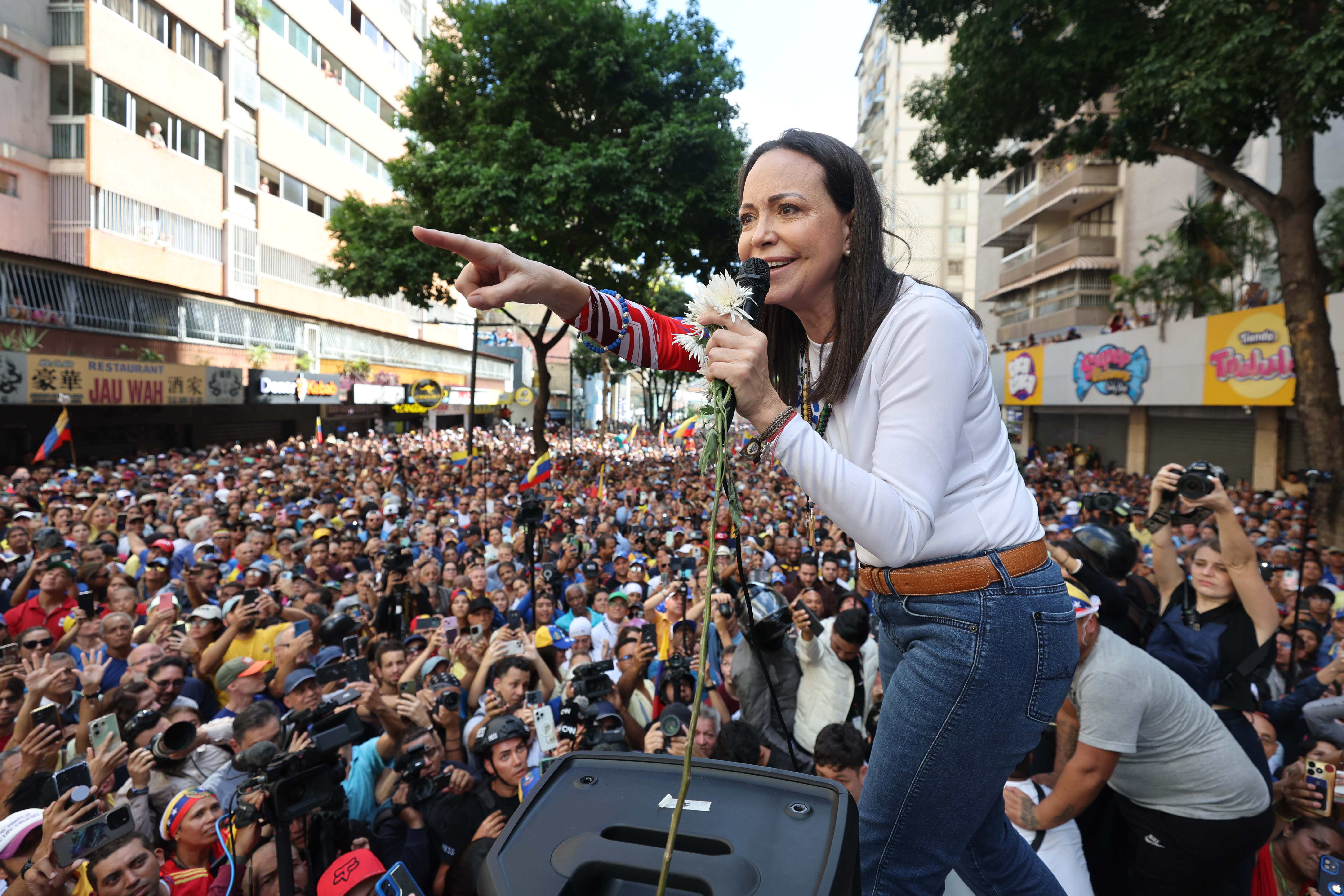 La líder antichavista María Corina Machado pronuncia un discurso este jueves, en una manifestación en Caracas, Venezuela. (Foto Prensa Libre: EFE)