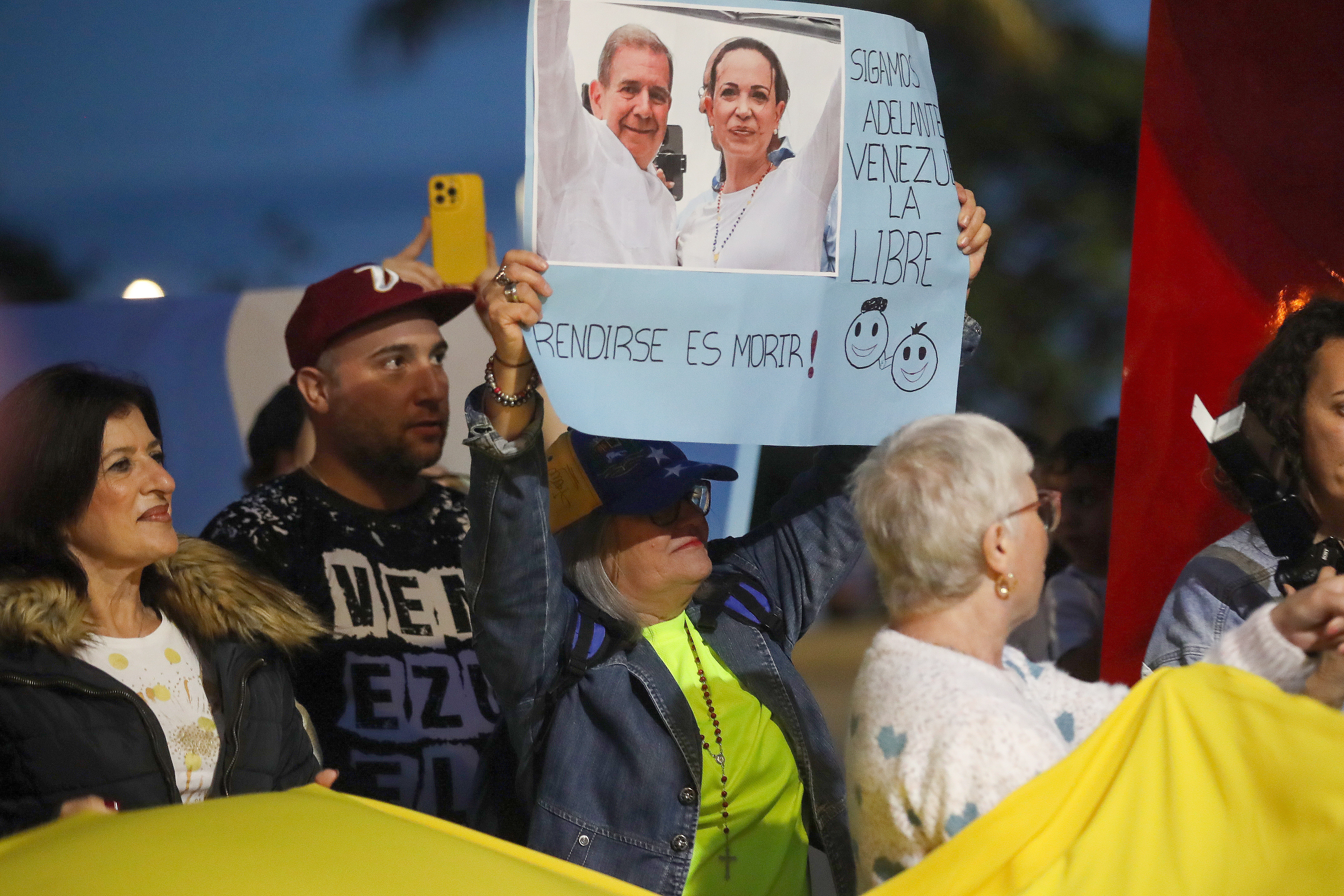Venezolanos en Portugal salen a las calles en una manifestación global en defensa de la libertad política. (Foto Prensa Libre: EFE)
