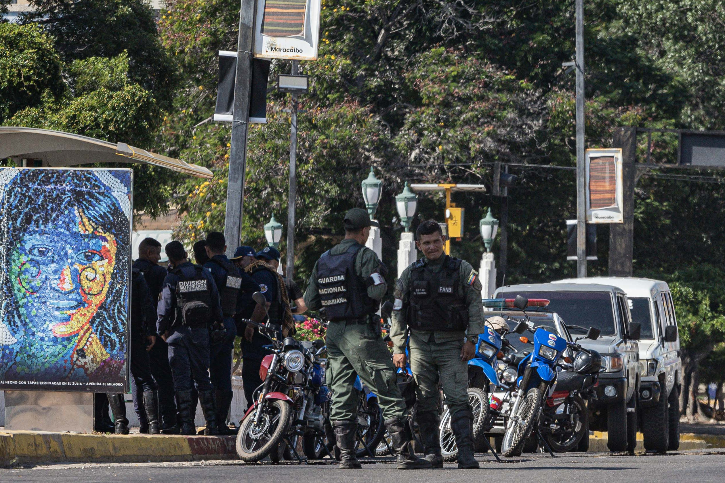 Miembros de la Guardia Nacional Bolivariana esperan durante una manifestación de opositores este jueves, en Maracaibo, Venezuela. (Foto Prensa Libre: EFE)