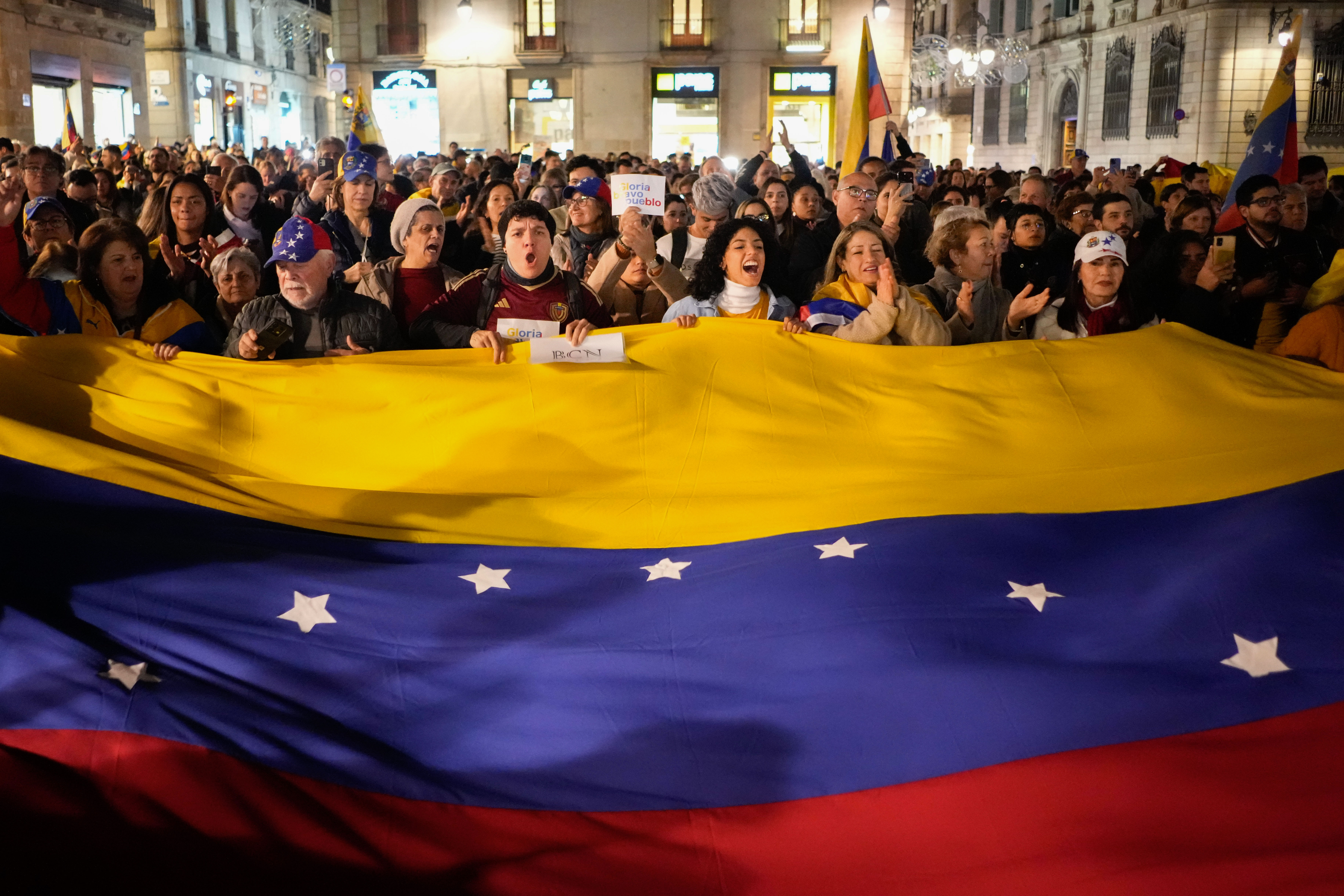 En la plaza Sant Jaume de Barcelona se hace un momento de concentración para apoyo al líder opositor venezolano Edmundo González, convocada por opositores a Nicolas Maduro. (Foto Prensa Libre: EFE)