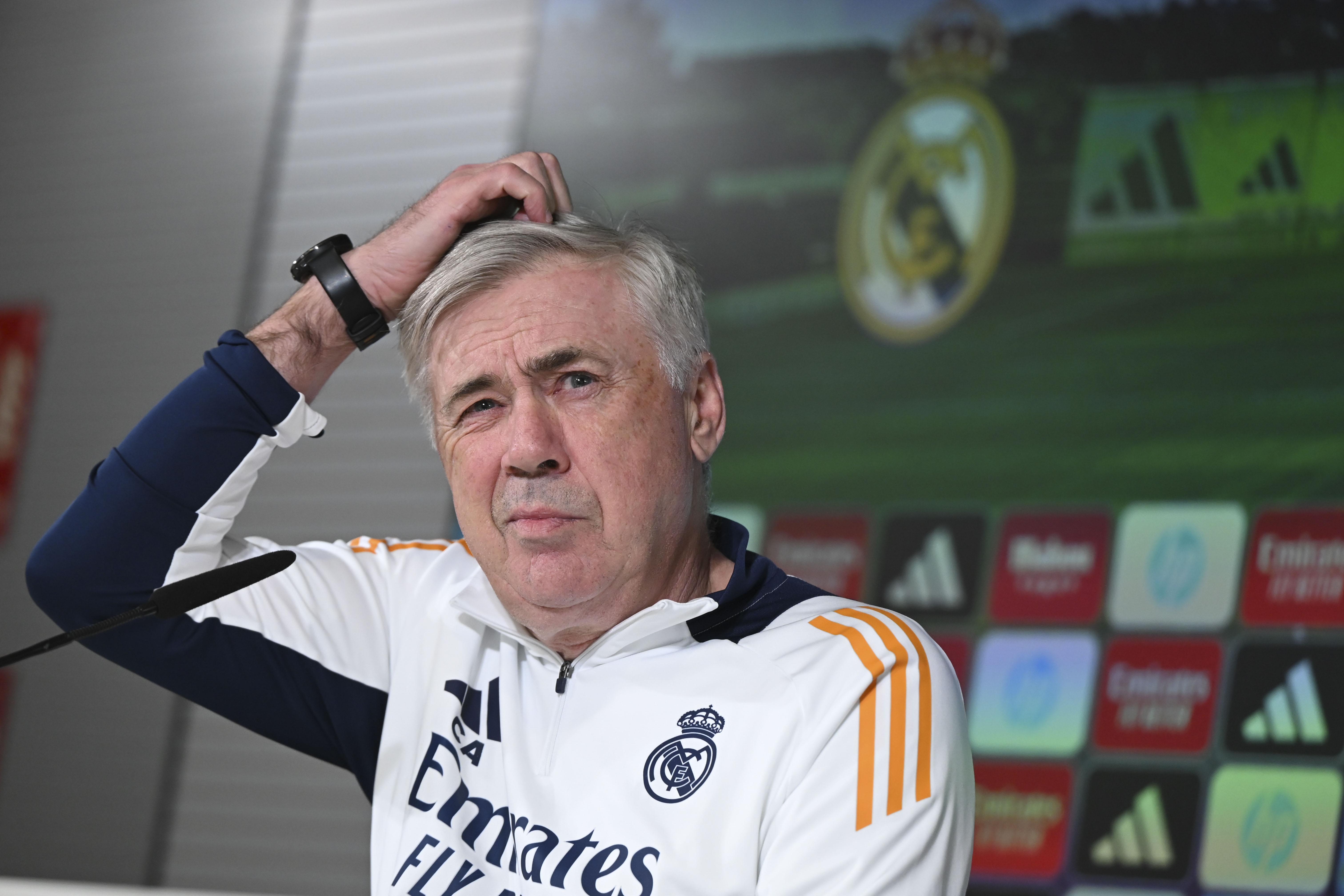 El entrenador del Real Madrid, Carlo Ancelotti, da una rueda de prensa tras el entrenamiento del equipo en Valdebebas, este sábado, en la víspera de su partido de LaLiga EA Sports contra Las Palmas. (Foto Prensa Libre: EFE).