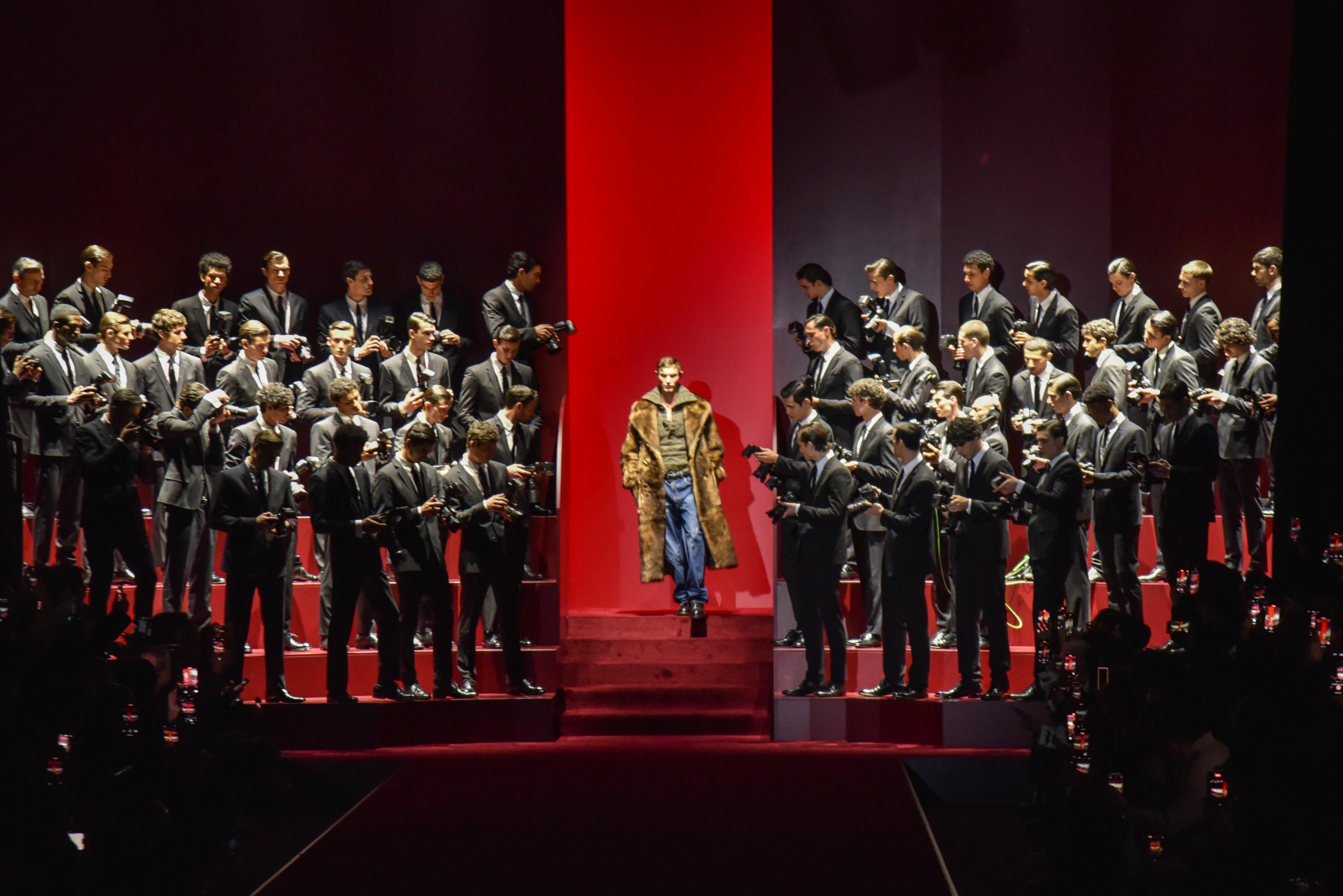 Dolce & Gabbana presenta nueva colección que exalta el universo glamuroso de Fellini