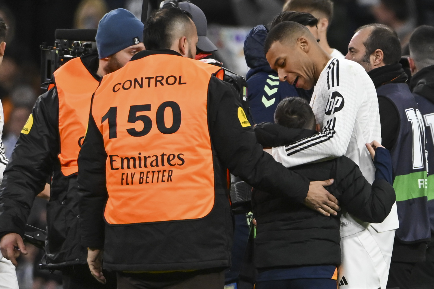 Mbappé protagoniza un gesto inolvidable con un pequeño aficionado en el Bernabéu