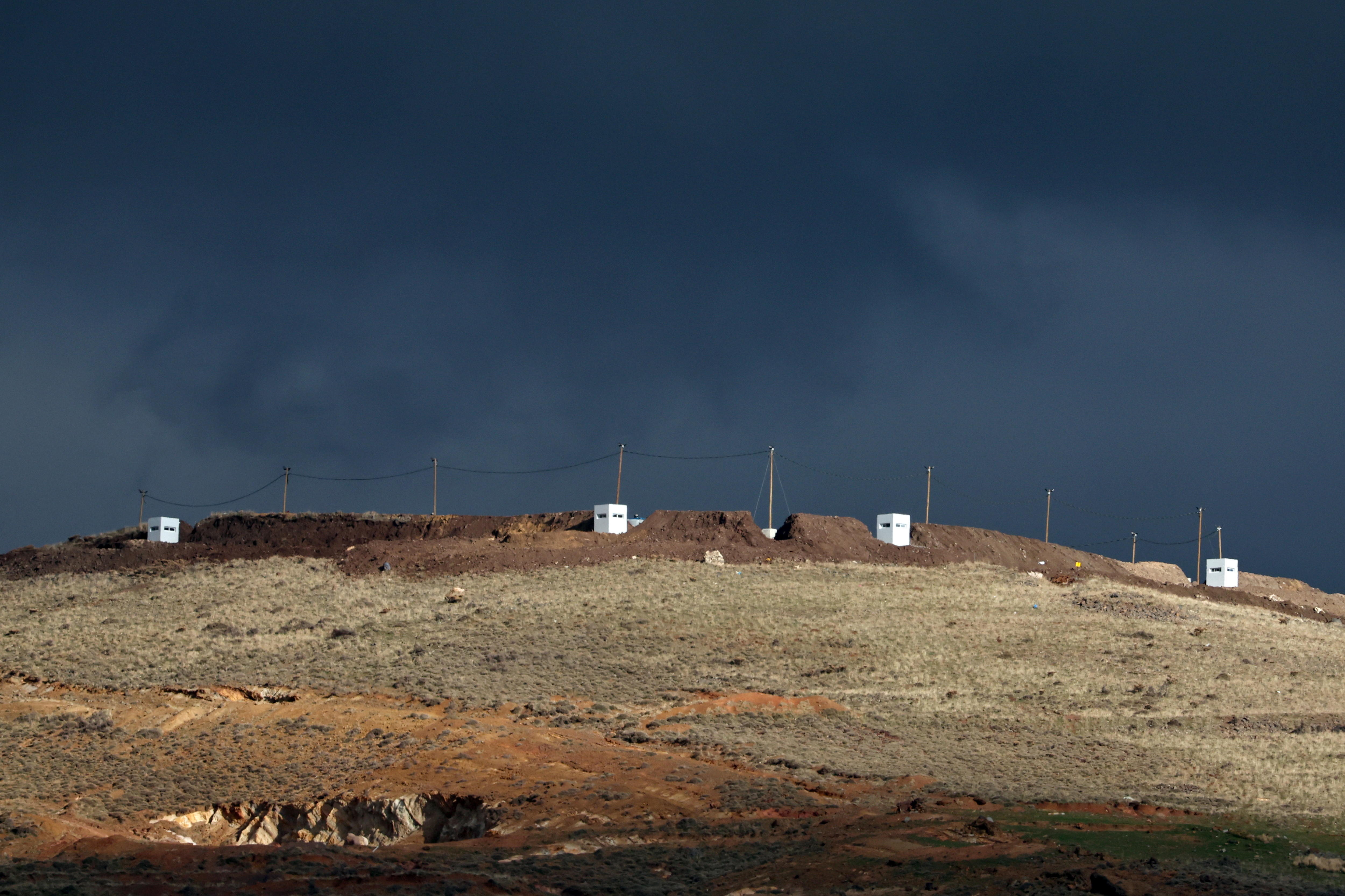 Construcción militar israelí cerca de la aldea siria de Hadar, vista desde Majdal Shams, en los Altos del Golán anexados por Israel. (Foto Prensa Libre: EFE)