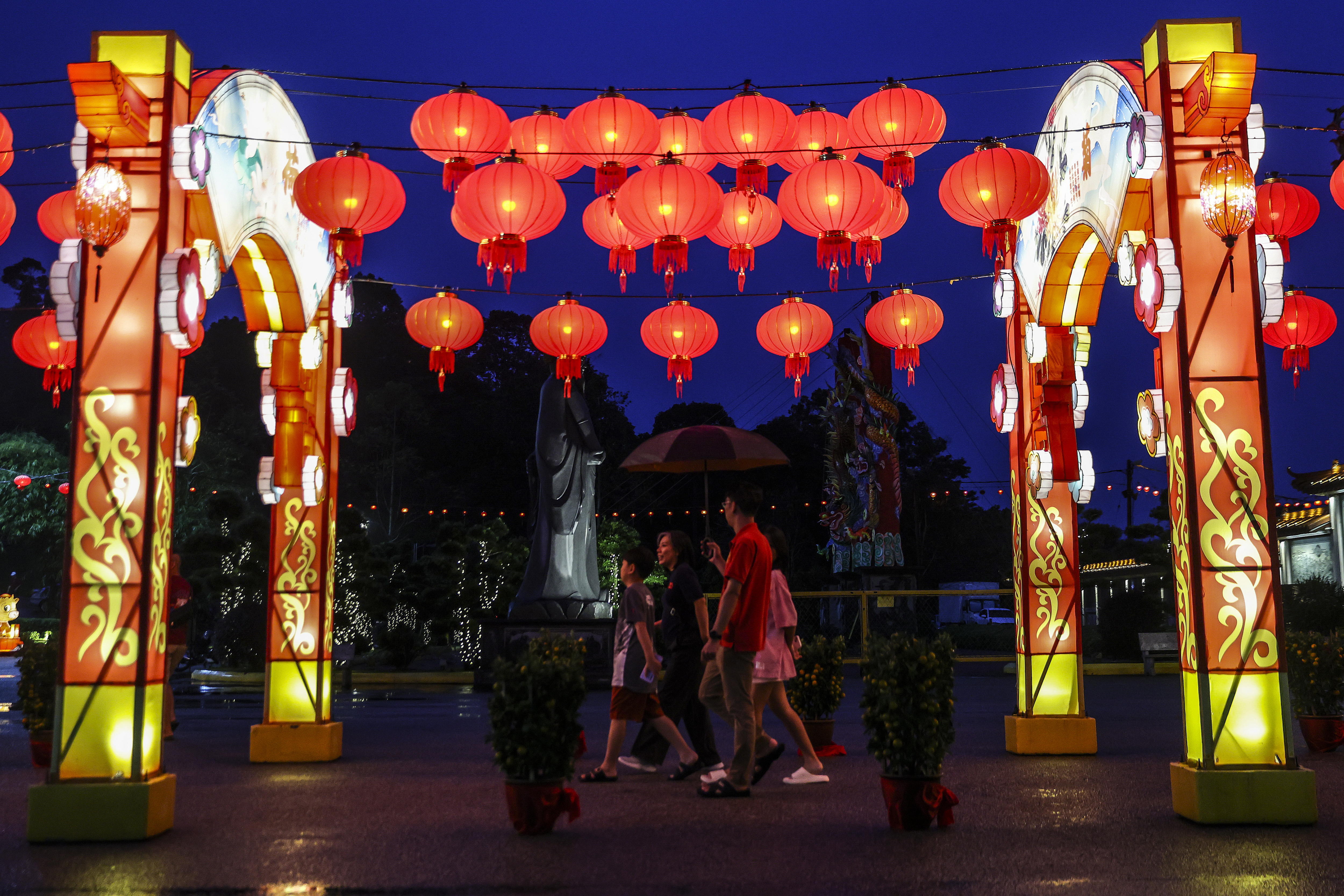 Kuala Pilah (Malaysia), 28/01/2025.- Visitors arrive at Si Thian Kong temple on the eve of the Chinese Lunar New Year celebrations in Kuala Pilah, state of Negri Sembilan, Malaysia, 28 January 2025. The Chinese Lunar New Year falls in 2025 on 29 January, marking the beginning of the Year of the Snake. (Malasia) EFE/EPA/FAZRY ISMAIL