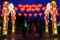 Kuala Pilah (Malaysia), 28/01/2025.- Visitors arrive at Si Thian Kong temple on the eve of the Chinese Lunar New Year celebrations in Kuala Pilah, state of Negri Sembilan, Malaysia, 28 January 2025. The Chinese Lunar New Year falls in 2025 on 29 January, marking the beginning of the Year of the Snake. (Malasia) EFE/EPA/FAZRY ISMAIL